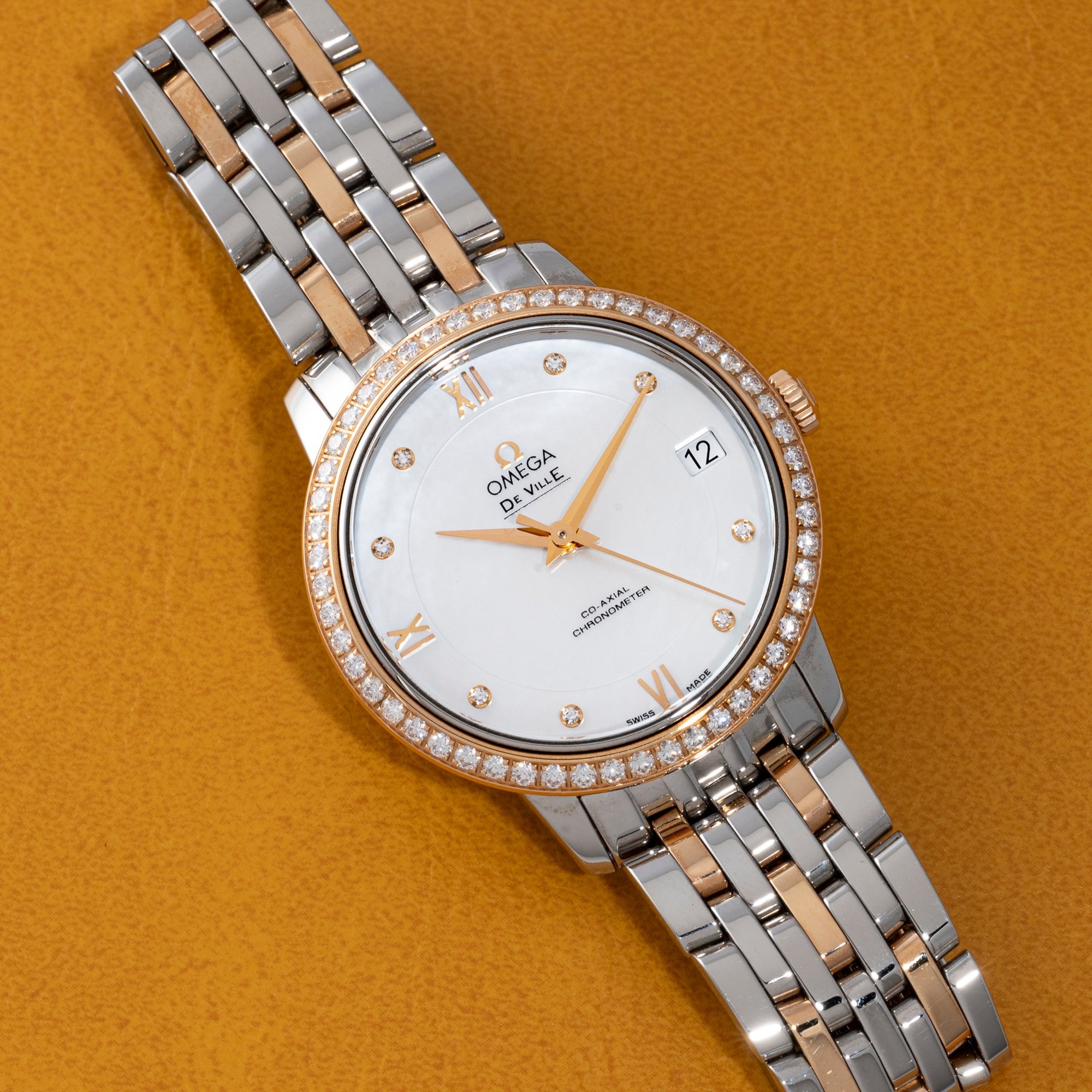 تصویر منبع؛ ساعت مچی Omega DeVille Prestige Diamond با قاب دورنگ و صفحه صدف