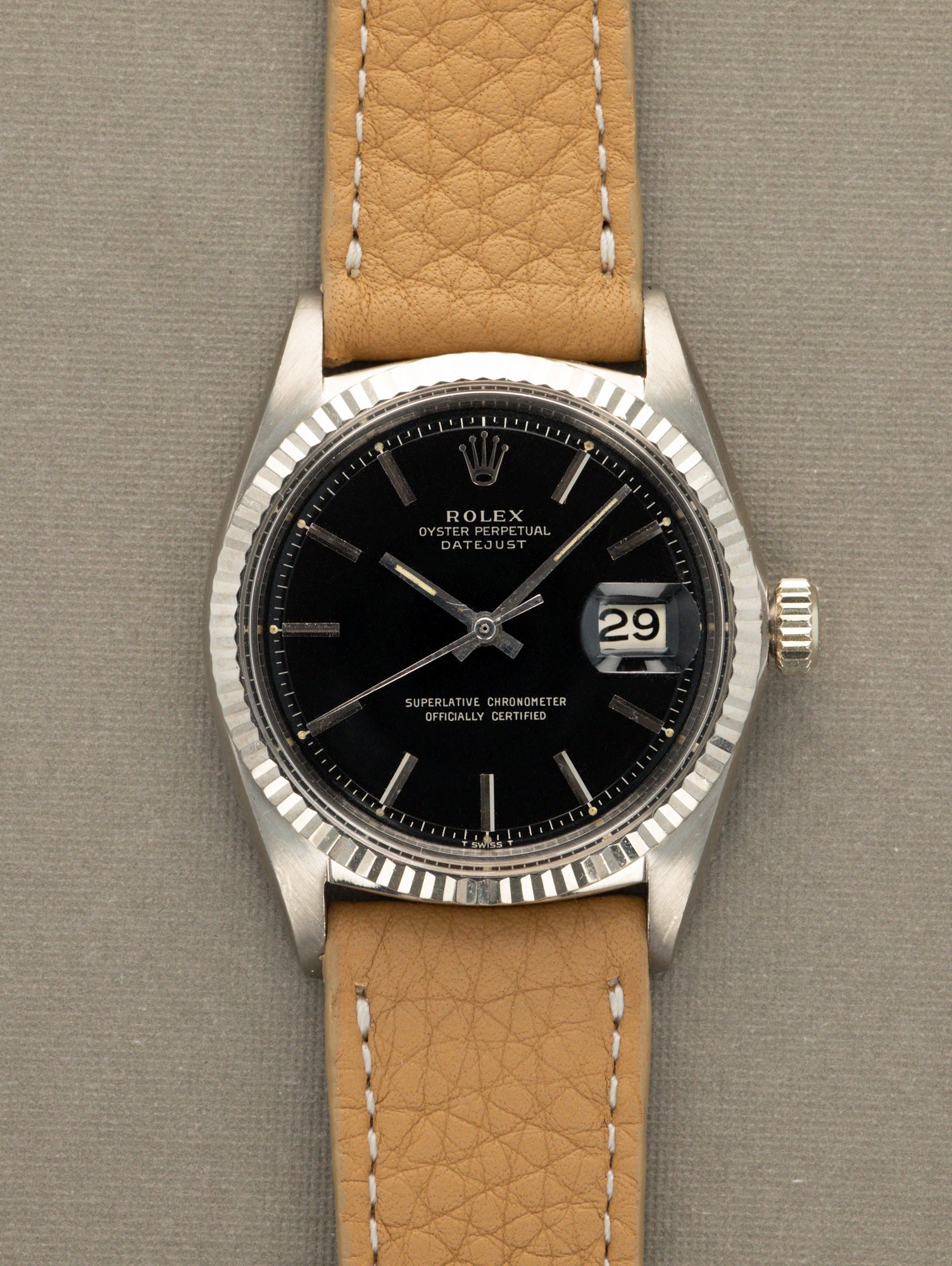 تصویر منبع؛ ساعت مچی Rolex Datejust رفرنس 1601/9 از طلای سفید با صفحه مشکی Gilt