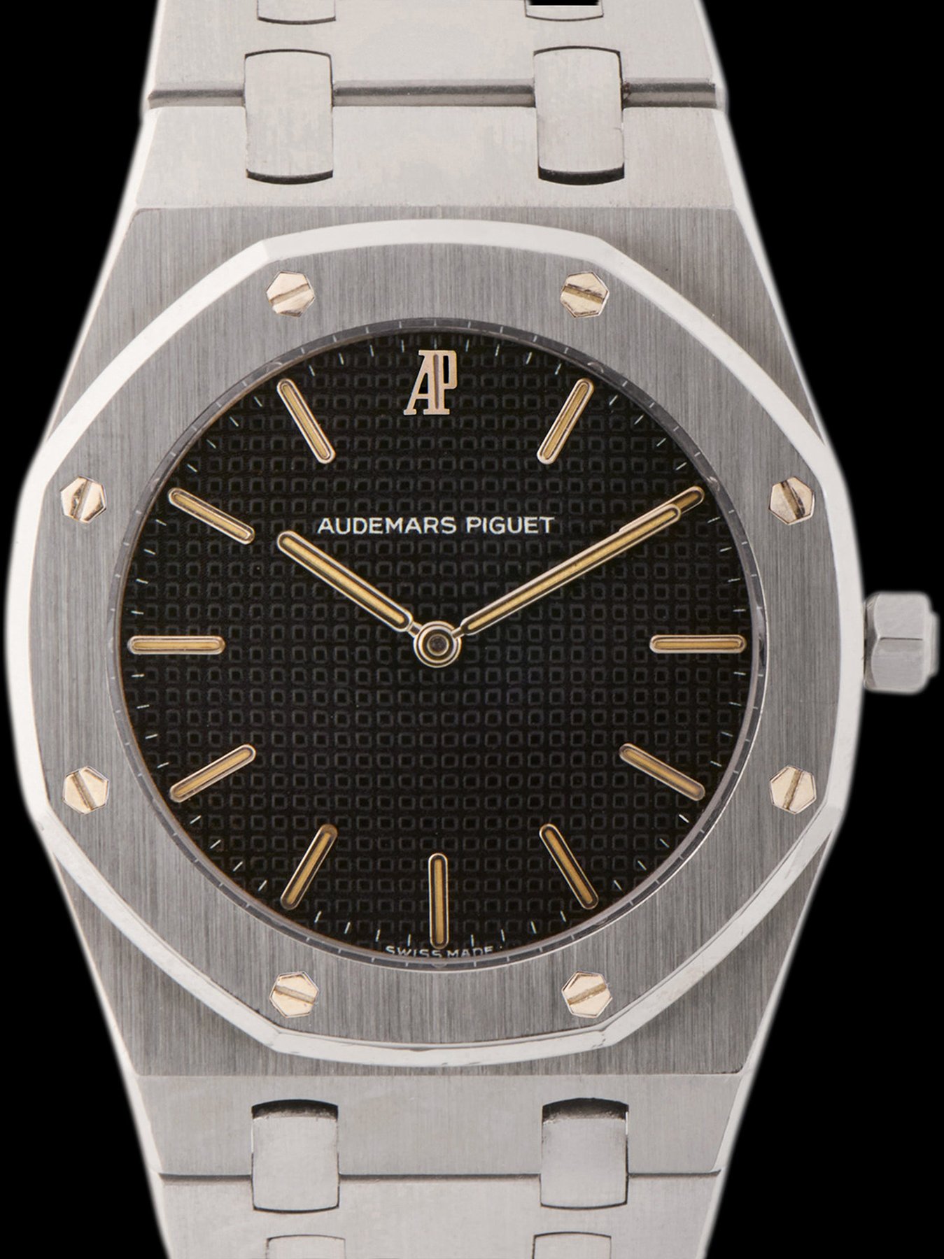 تصویر منبع؛ ساعت مچی Audemars Piguet Royal Oak Quartz رفرنس 56303ST صفحه مشکی، دهه ۱۹۹۰