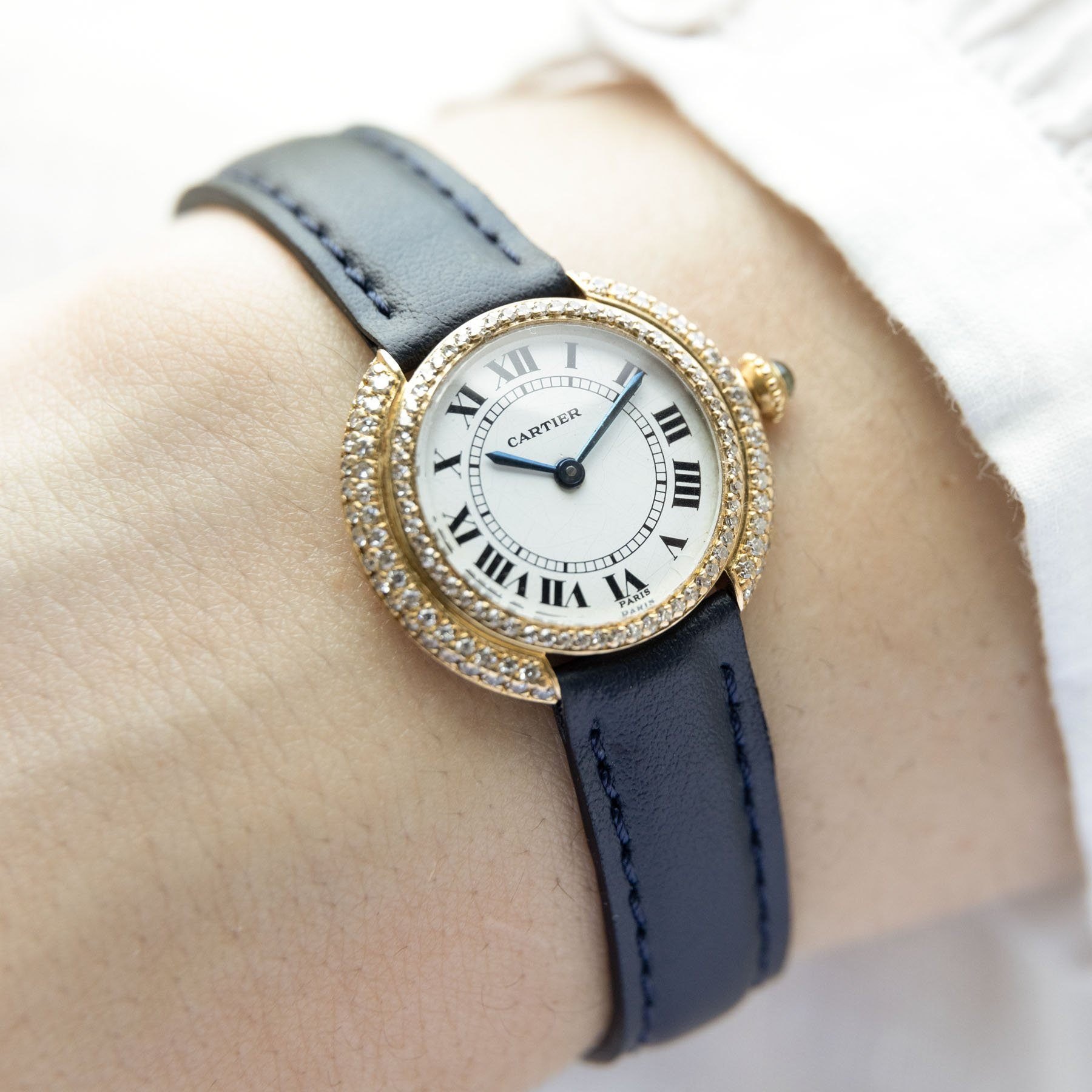 تصویر منبع؛ ساعت مچی زنانه Cartier Cougar از طلای زرد ۱۸ عیار با تزیین الماس