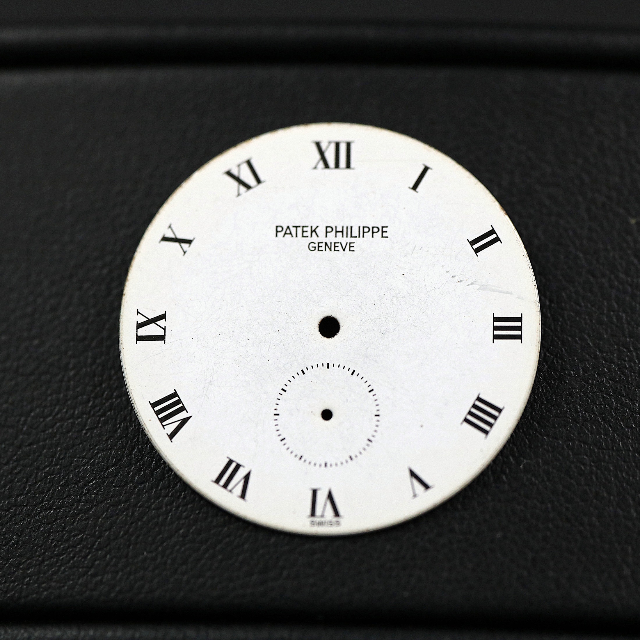 تصویر منبع؛ صفحه ساعت Patek Philippe سفید برای Calatrava با کالیبر 215 امضا شده توسط Singer