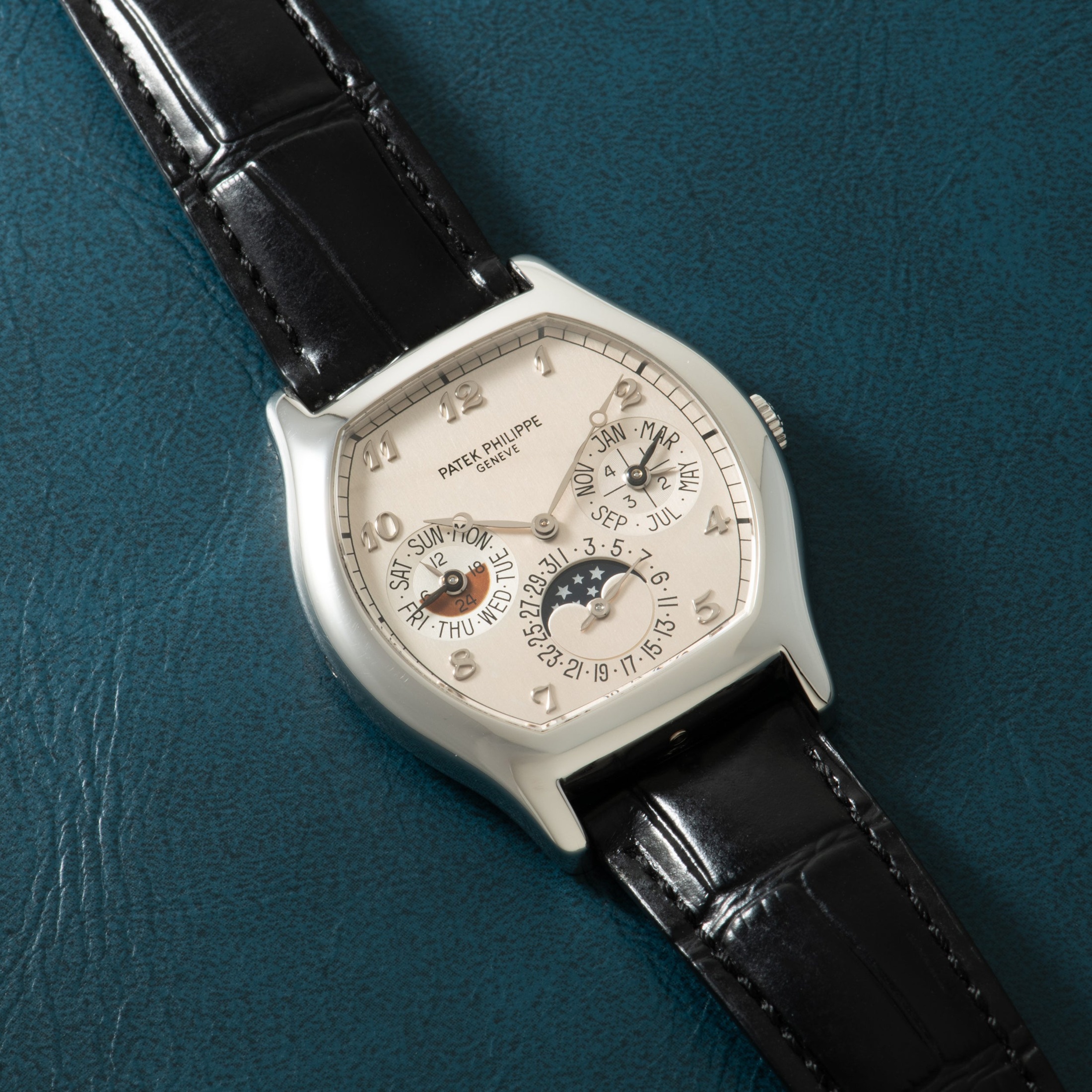 تصویر منبع؛ ساعت Patek Philippe Tonneau Perpetual Calendar Ref. 5040P