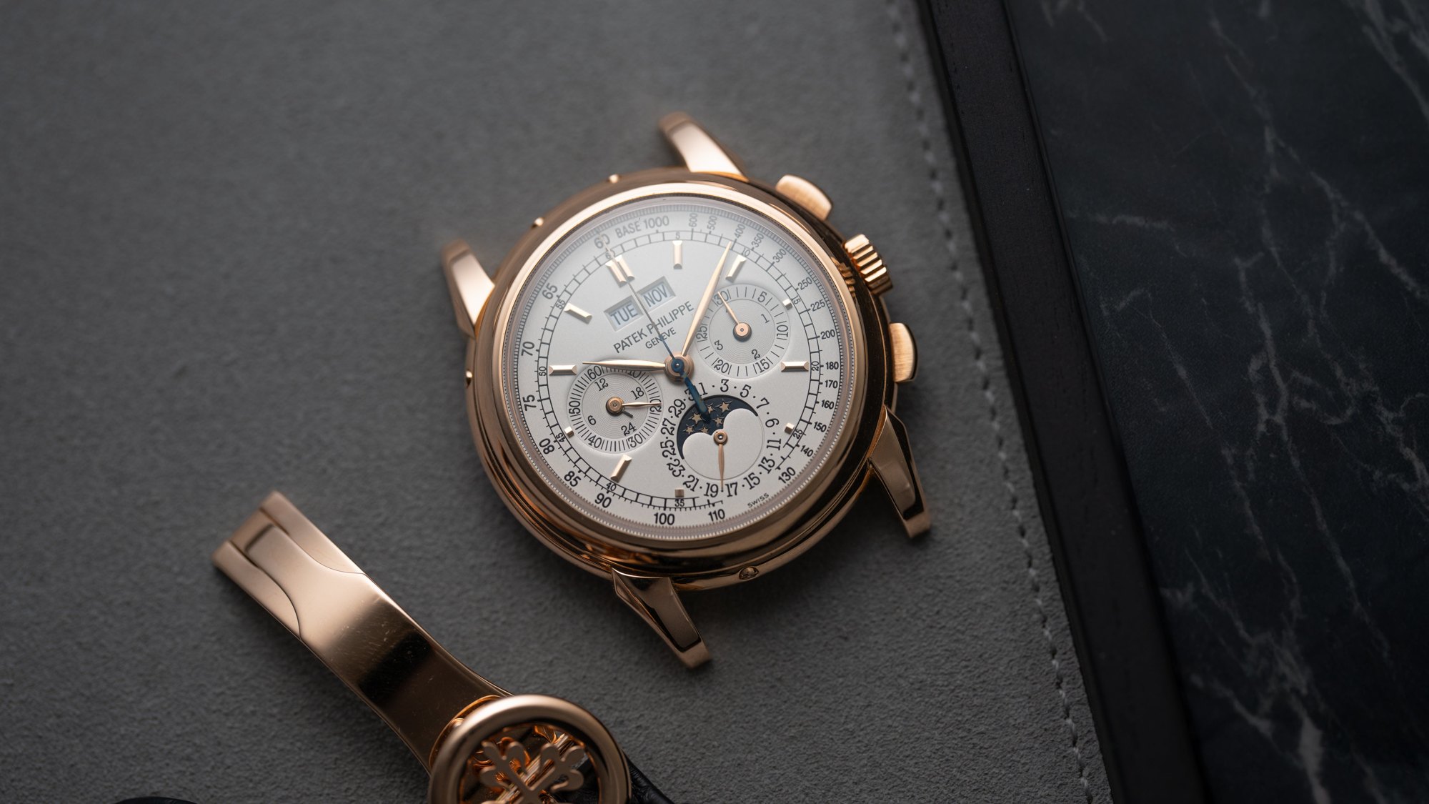 تصویر منبع؛ ساعت مچی Patek Philippe رفرنس 5970R کرنوگراف تقویم دائم طلا صورتی
