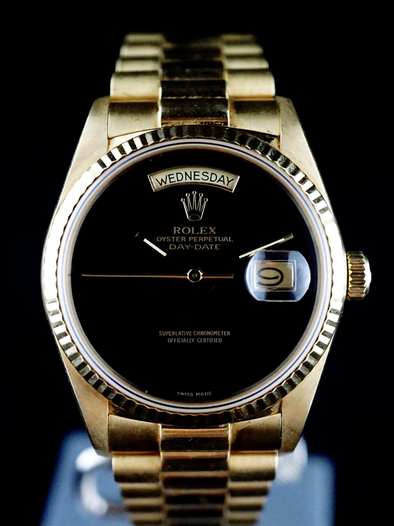 تصویر منبع؛ ساعت مچی Rolex Day-Date رفرنس 18038 با صفحه انیکس مشکی و طلای ۱۸ عیار