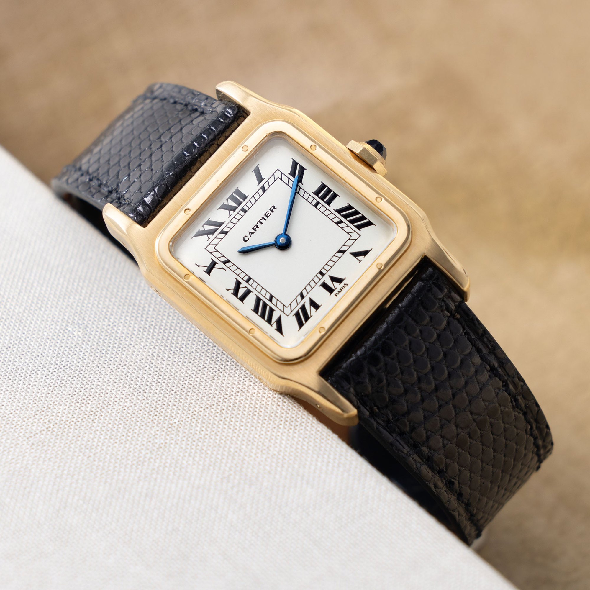 تصویر منبع؛ ساعت مچی Cartier Santos-Dumont با صفحه Paris و قاب طلای ۱۸ عیار رفرنس 78097