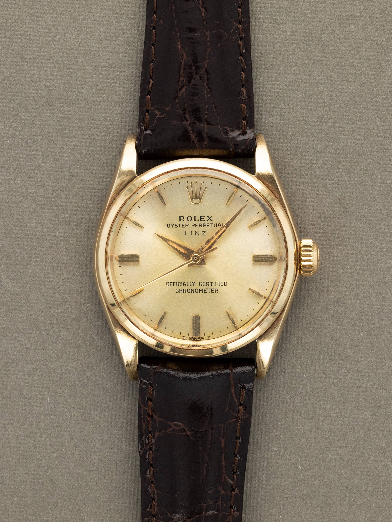 تصویر منبع؛ Rolex Oyster Perpetual Ref. 6548 'Midsize' - Sunburst Silver 'Linz' Dial