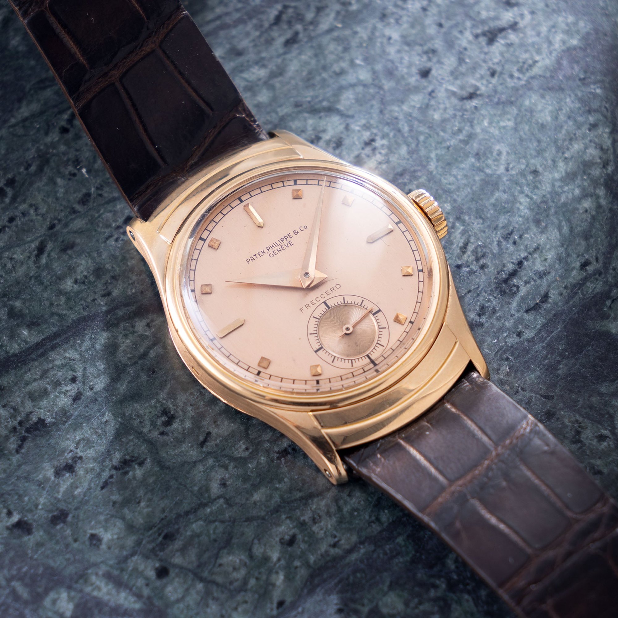 تصویر منبع؛ ساعت مچی Patek Philippe Calatrava مدل 539 ملقب به Armadillo طلا صورتی با امضای Freccero