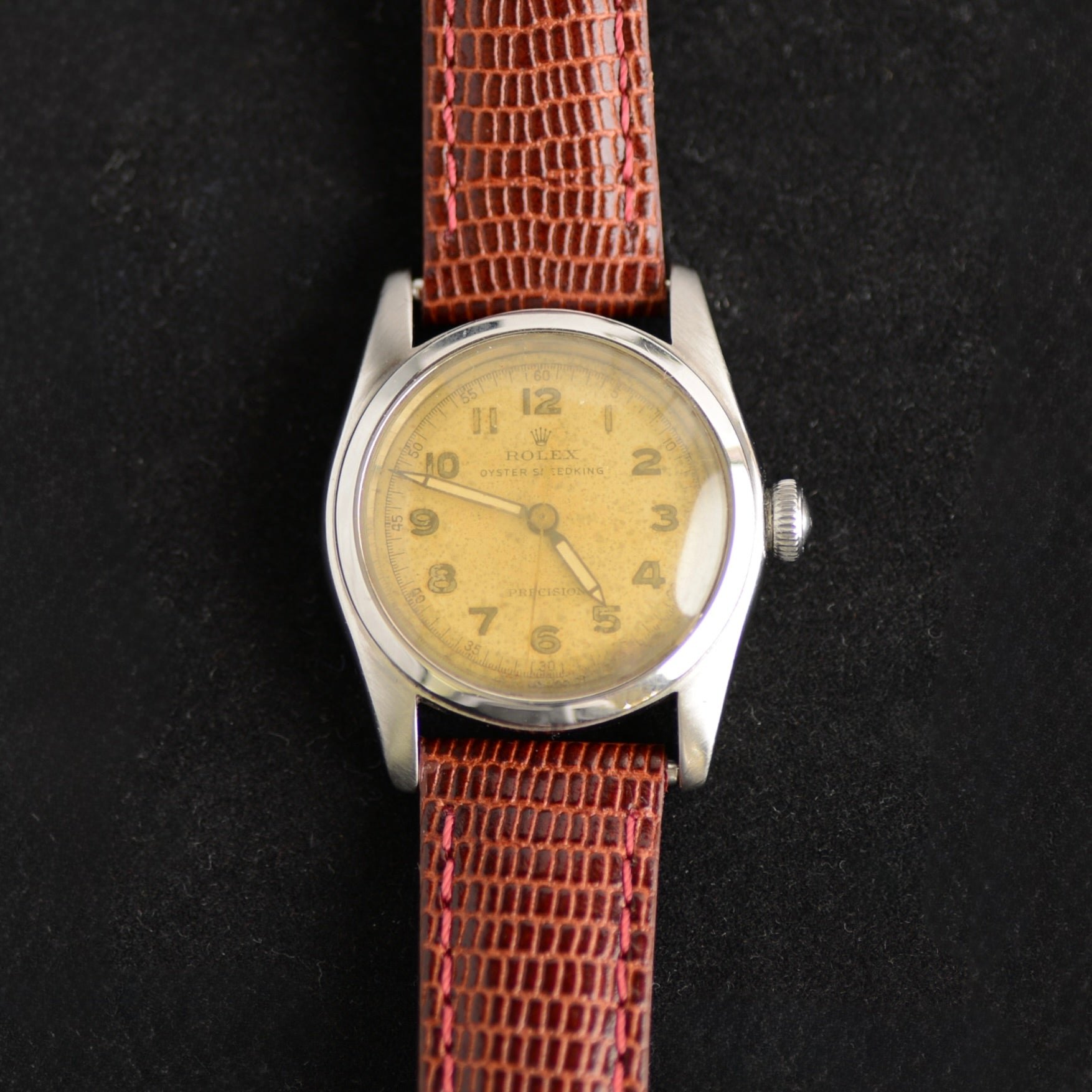 تصویر منبع؛ ساعت مچی Rolex Oyster Speedking Precision رفرنس 5056 با صفحه پتینهدار