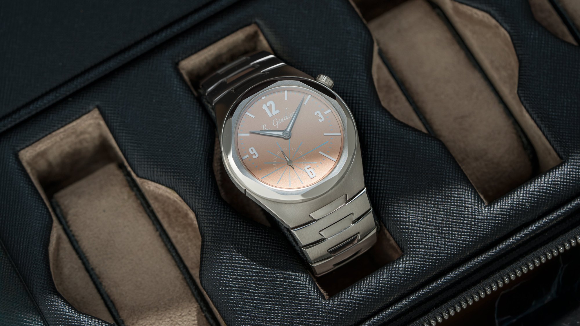 تصویر منبع؛ ساعت مچی Romain Gauthier مدل Continuum با صفحه Lever de Soleil از جنس تیتانیوم