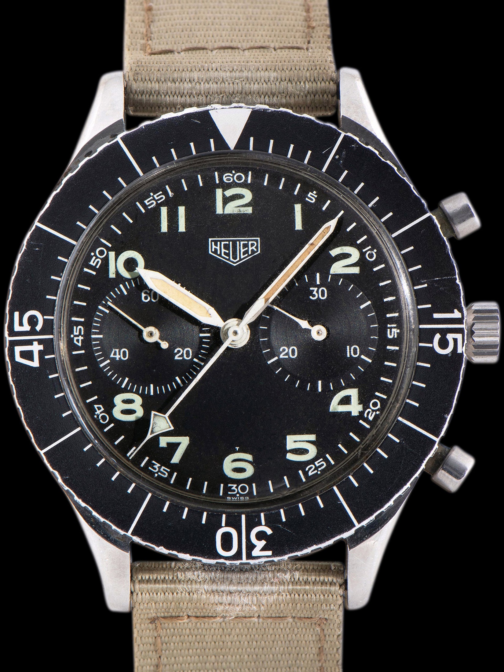 تصویر منبع؛ ساعت Heuer Bundeswehr Flyback Chronograph 'Civilian Model' مدل Ref. 1550 SG با صفحه Tiny T