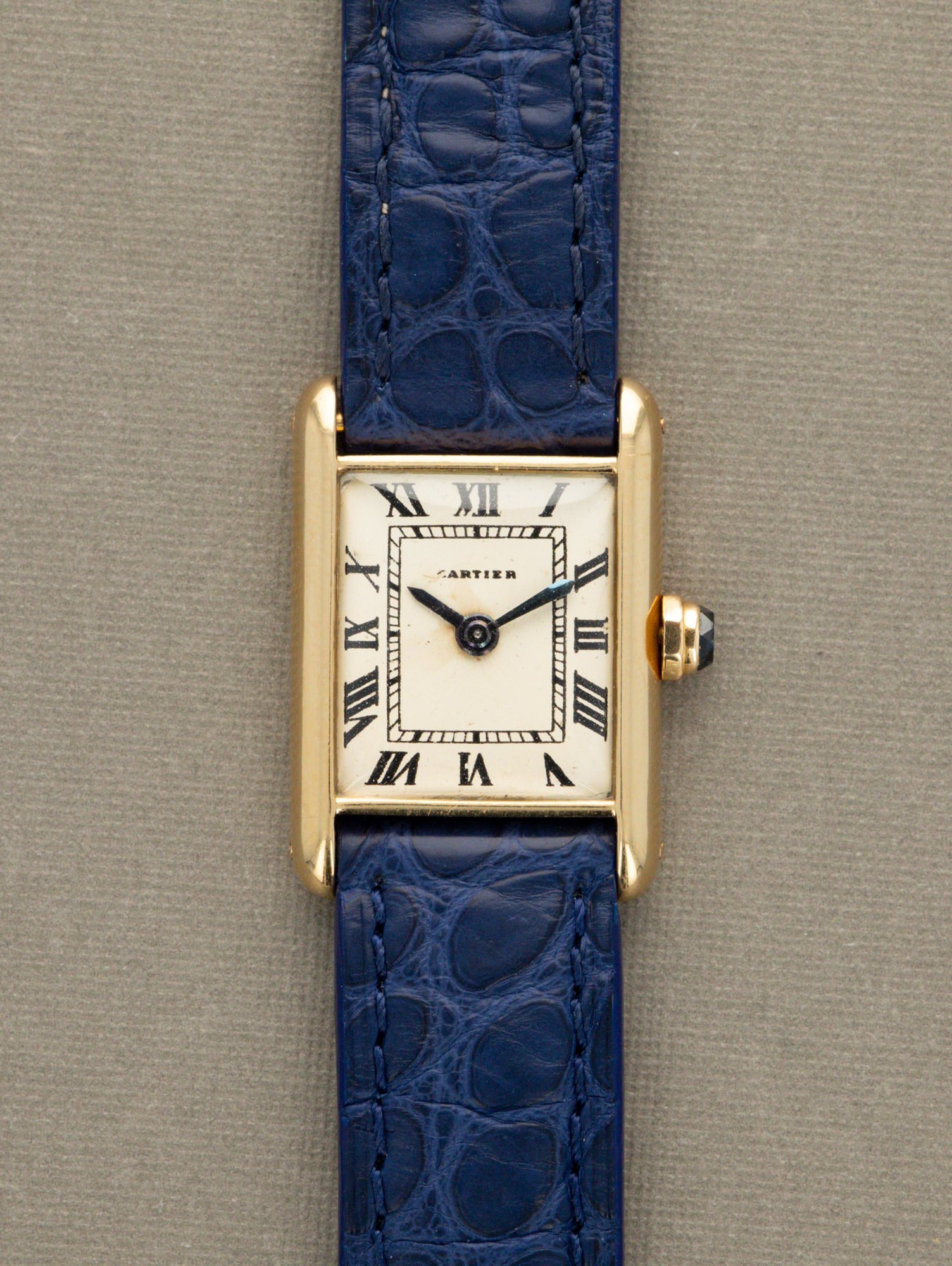 تصویر منبع؛ ساعت مچی زنانه Cartier Tank Louis با صفحه Paris و موتور EWC دهه 1960