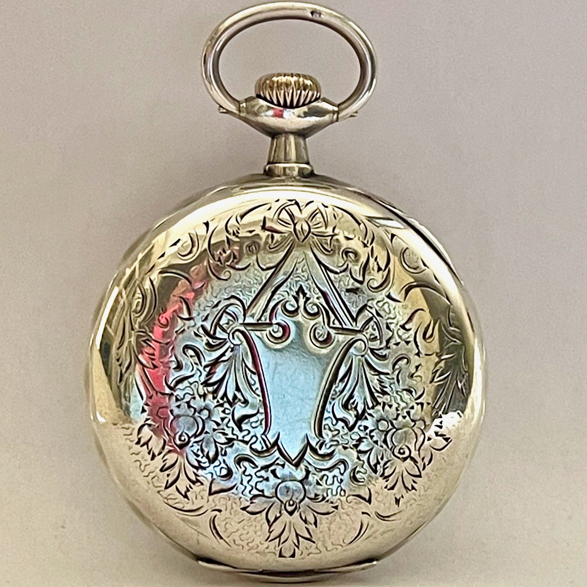 تصویر منبع؛ ساعت جیبی نقره OMEGA روباز با صفحه مینا حدود ۱۹۱۳