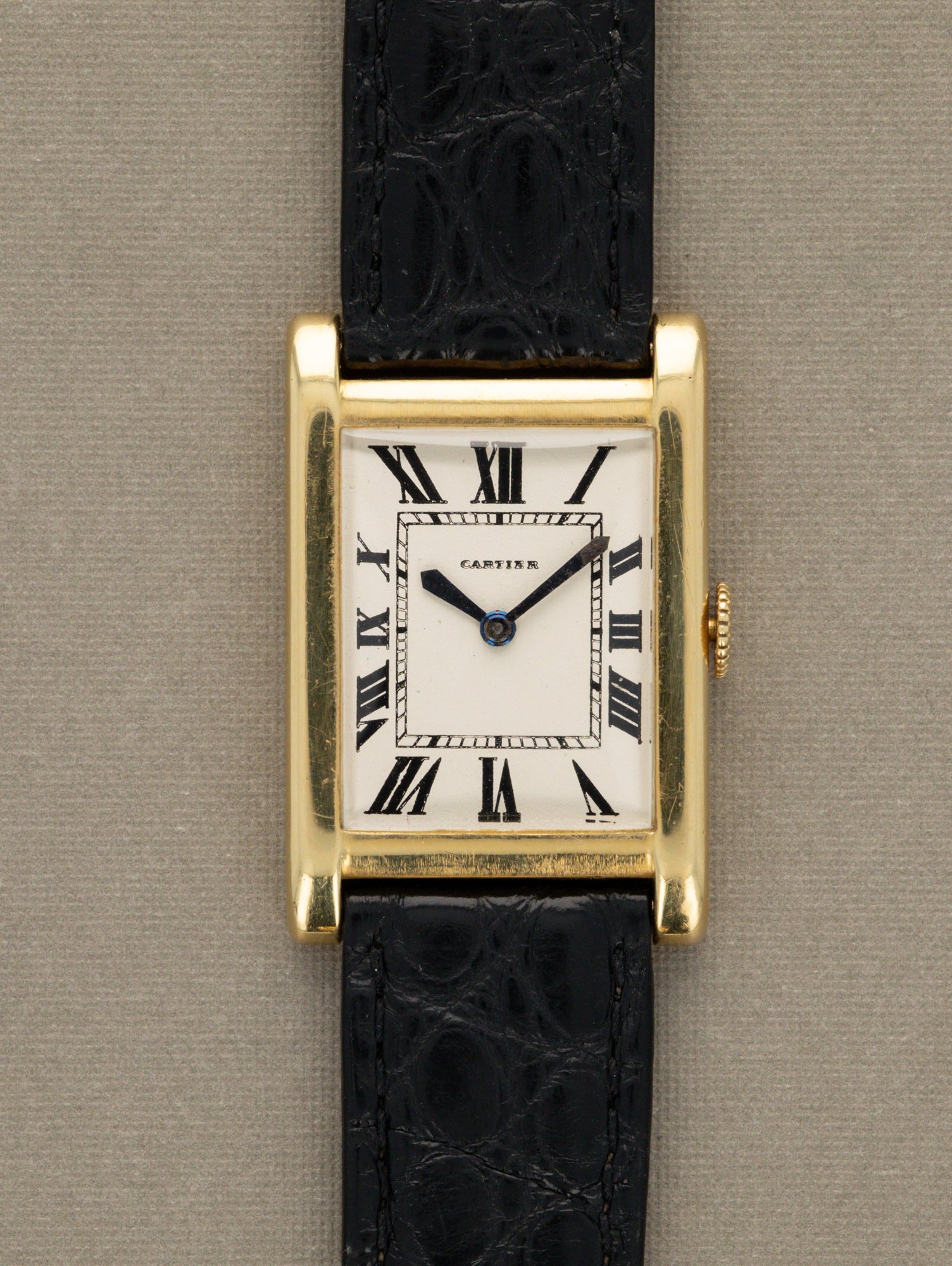 تصویر منبع؛ ساعت مچی کارتیه Cartier Tank 'Magnum' موتور Jaeger-LeCoultre حدود ۱۹۴۷