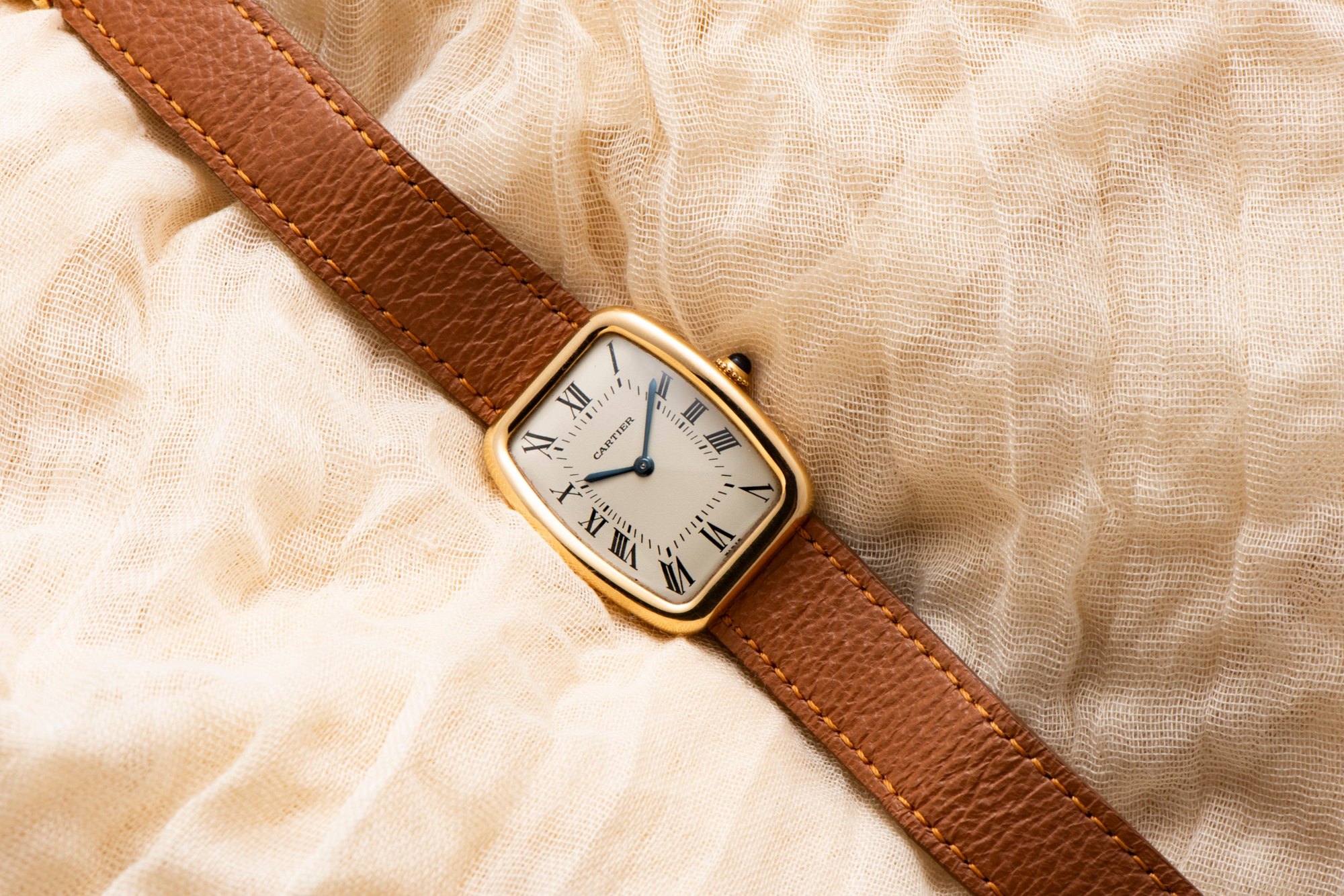 تصویر منبع؛ ساعت مچی کارتیه Cartier Tank Incurvé Paris طلای زرد