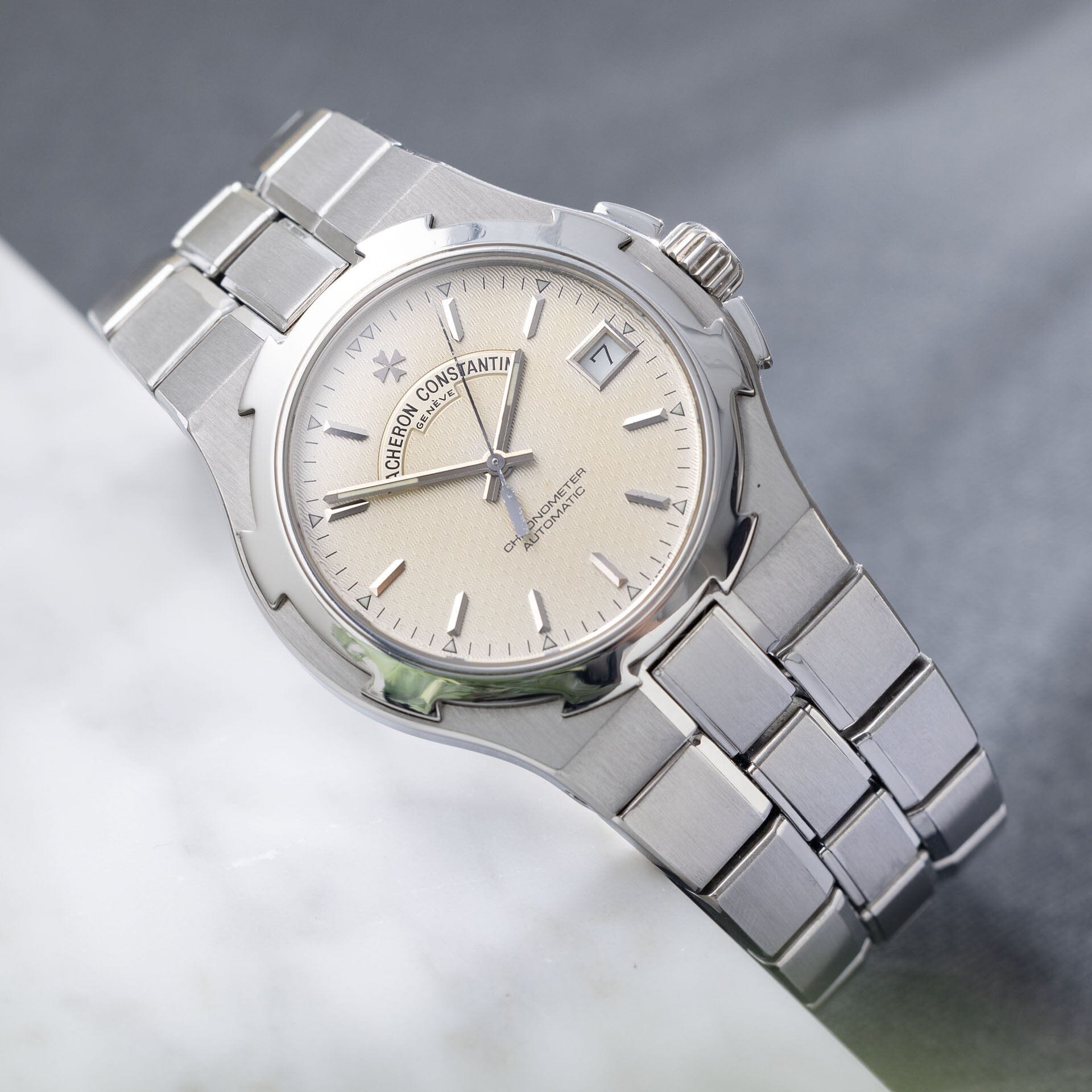تصویر منبع؛ ساعت مچی Vacheron Constantin Overseas مدل 42042 استیل