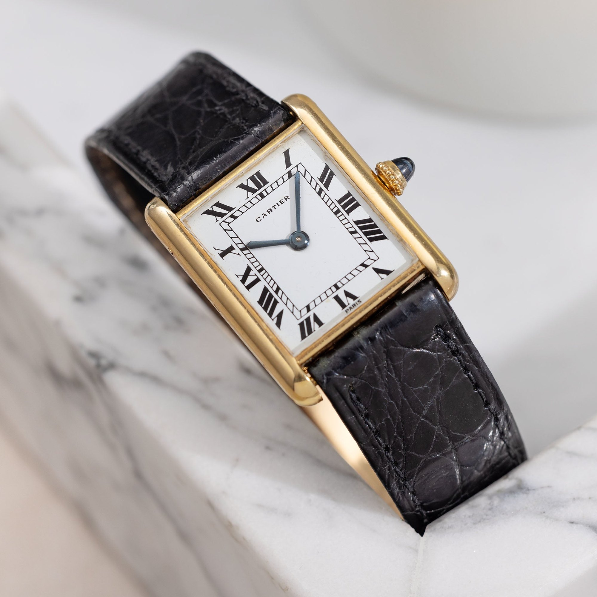 تصویر منبع؛ ساعت مچی Cartier Paris Tank Louis از طلای زرد ۱۸ عیار با موتور Jaeger