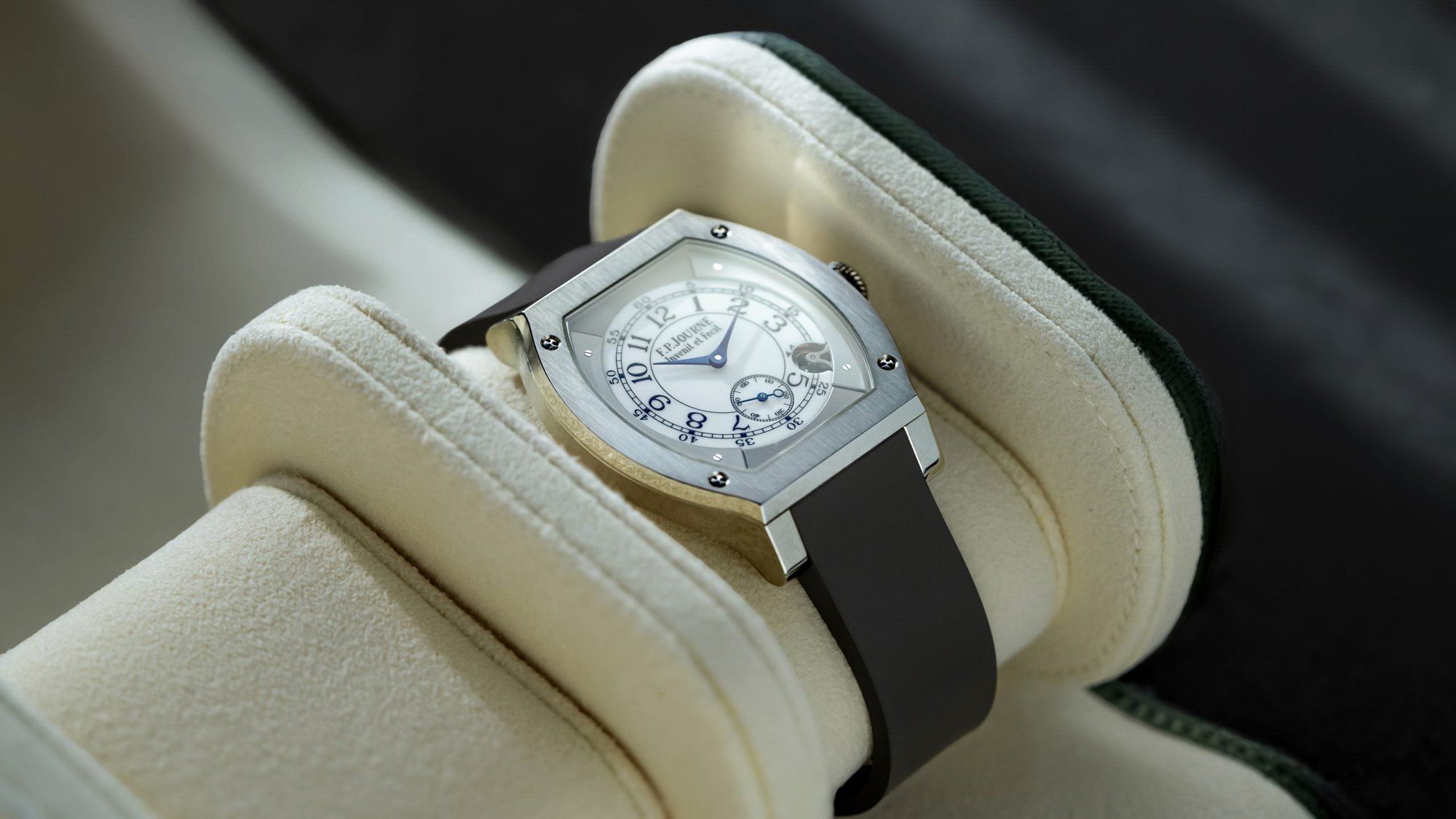 تصویر منبع؛ ساعت مچی F.P. Journe مدل Élégante 48 تیتانیوم