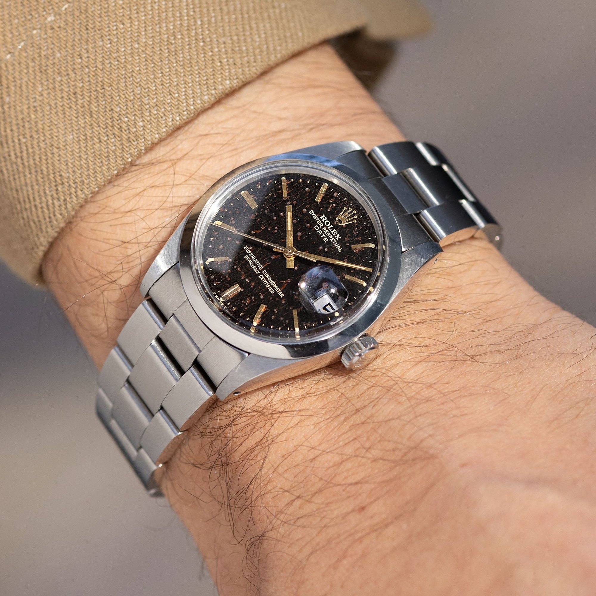 تصویر منبع؛ ساعت مچی Rolex Oyster Perpetual Date رفرنس 1500 با صفحه ترپیکال گیلت