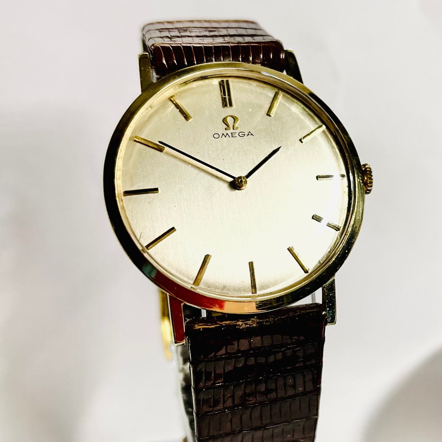 تصویر منبع؛ ساعت مچی وینتیج Omega قاب طلا ۱۴ عیار اولترا اسلیم کالیبر 620
