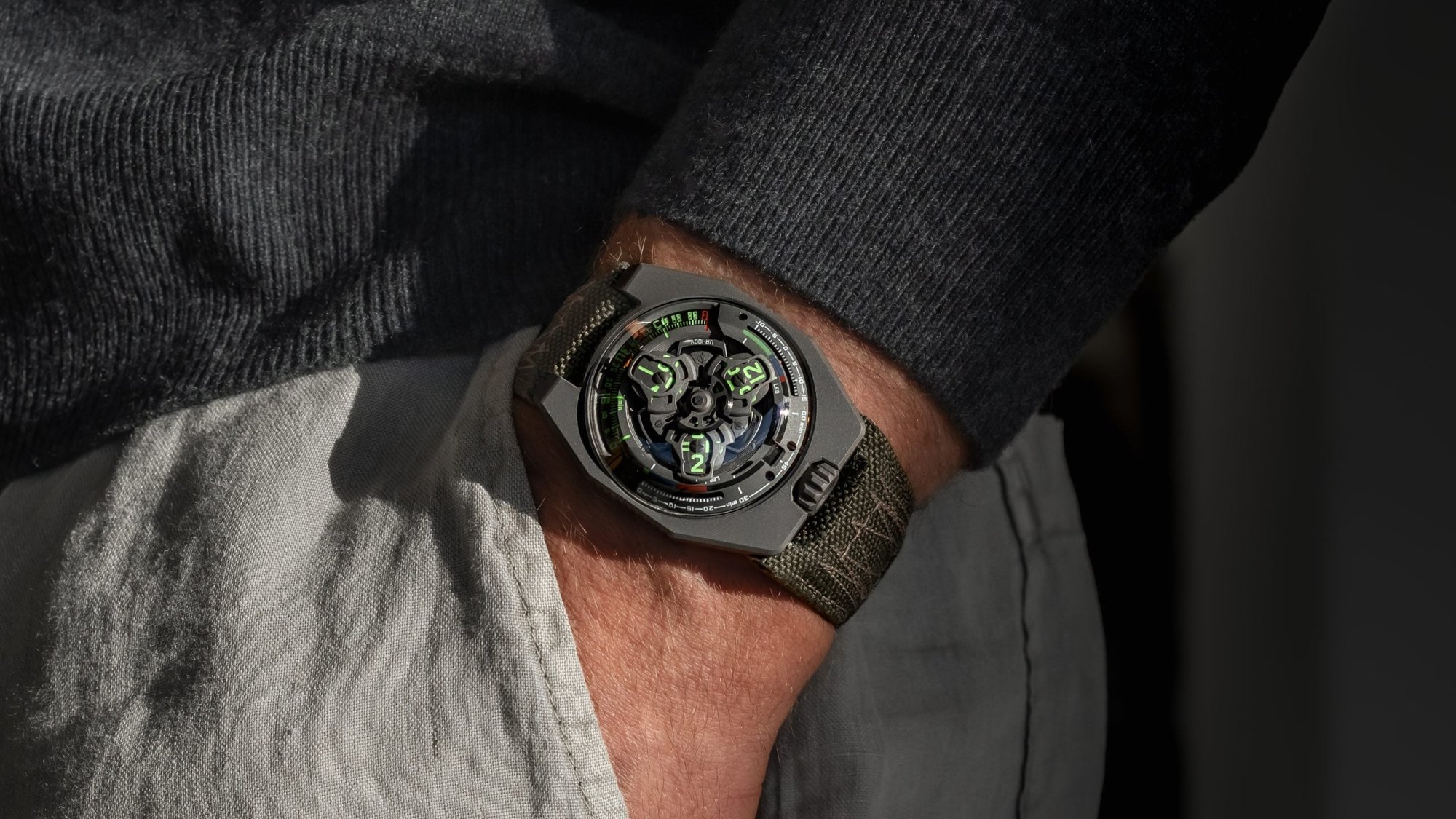 تصویر منبع؛ ساعت مچی Urwerk مدل UR-100V P.02 تیتانیوم و استیل نسخه محدود