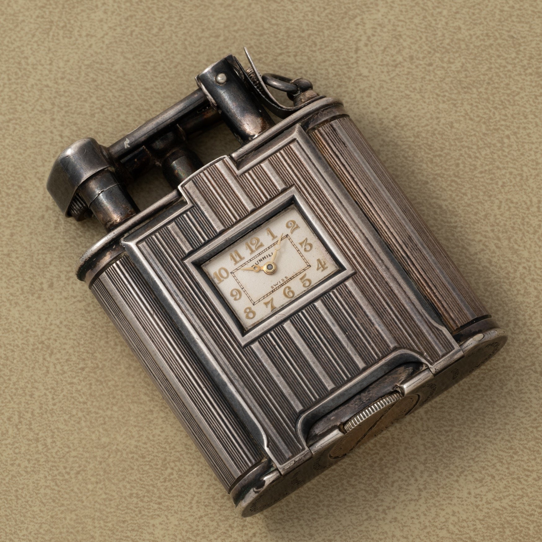 تصویر منبع؛ ساعت فندکی Dunhill با بدنه نقره استرلینگ Sterling Silver Lighter Clock