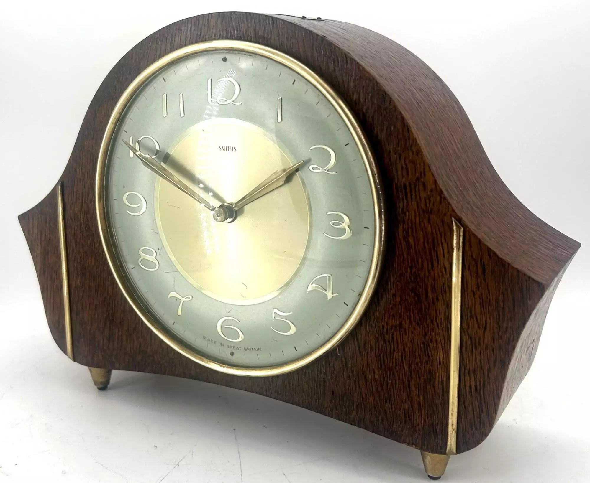 ساعت رومیزی چوبی Smiths ساخت بریتانیا (عنوان منبع: Liberag Bracket Clock حدود ۱۸۸۰)