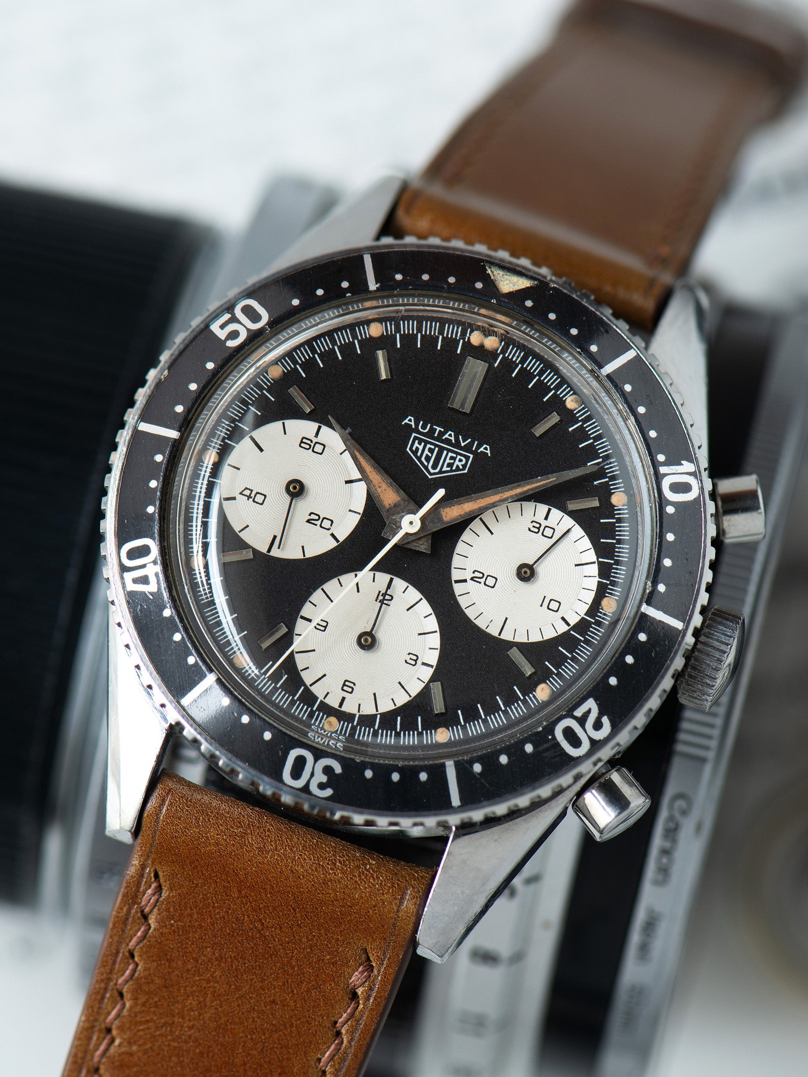 تصویر منبع؛ ساعت Heuer Autavia مدل 2446 (نسخه First Execution) دهه ۱۹۶۰