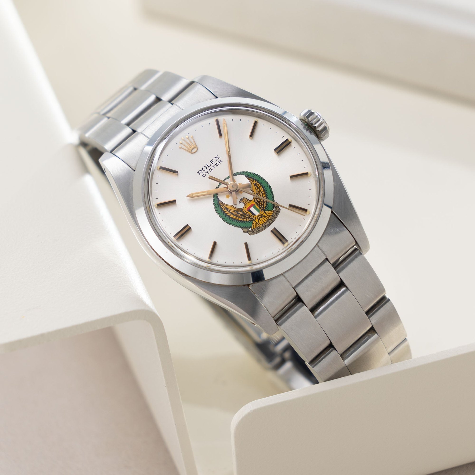 تصویر منبع؛ ساعت مچی رولکس Rolex Oyster با نشان ارتش امارات رفرنس 6426