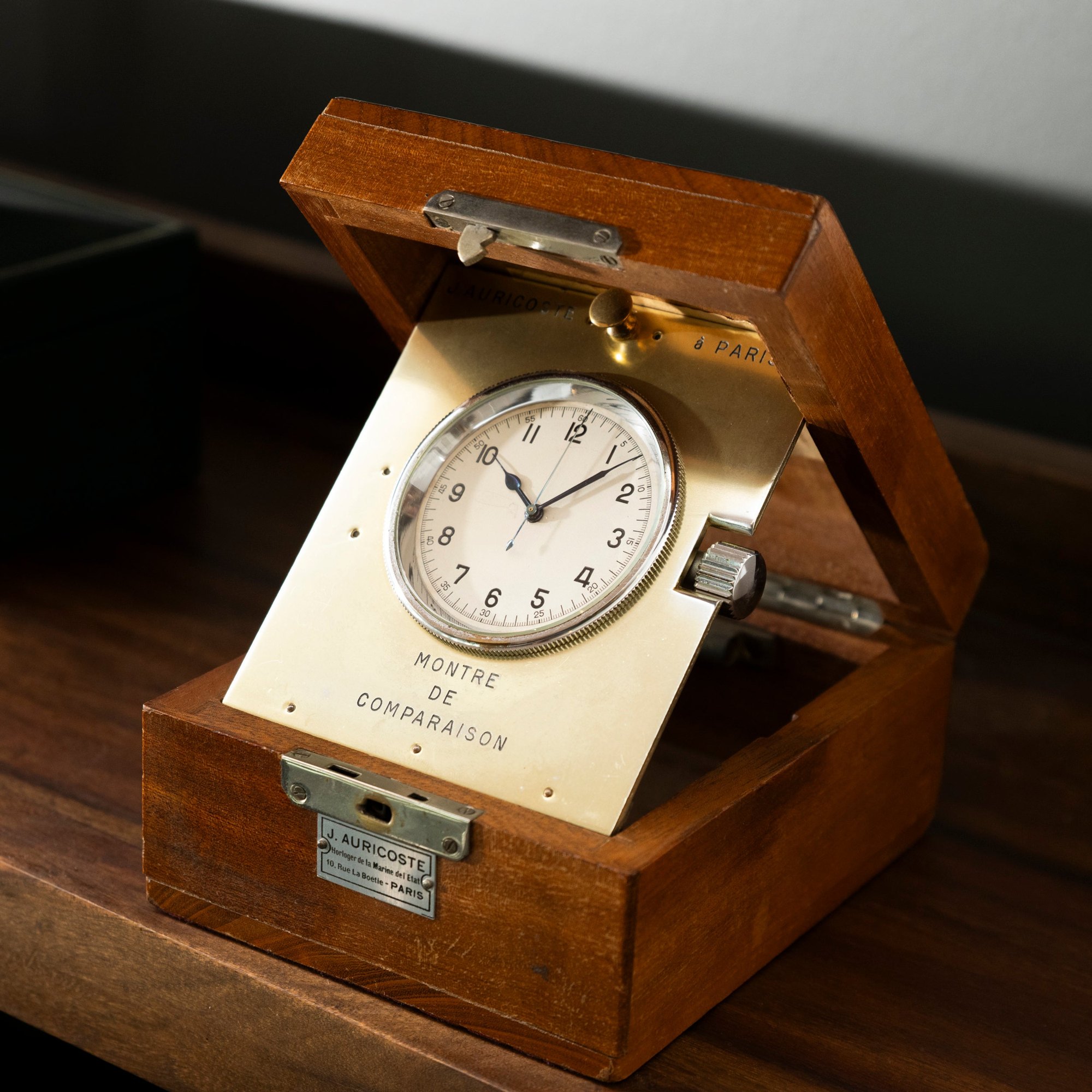 تصویر منبع؛ کرنومتر رومیزی J. Auricoste Reference Chronometer با کالیبر Lemania 1170