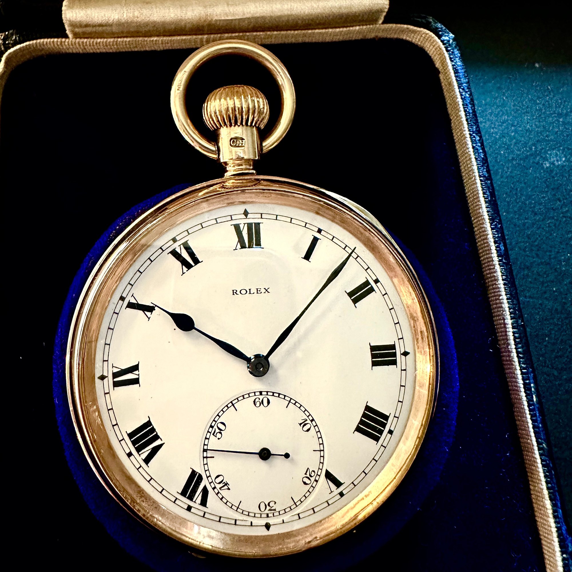 تصویر منبع؛ ساعت جیبی Rolex از طلای ۹ عیار با قاب Dennison ساخت حدود ۱۹۴۲