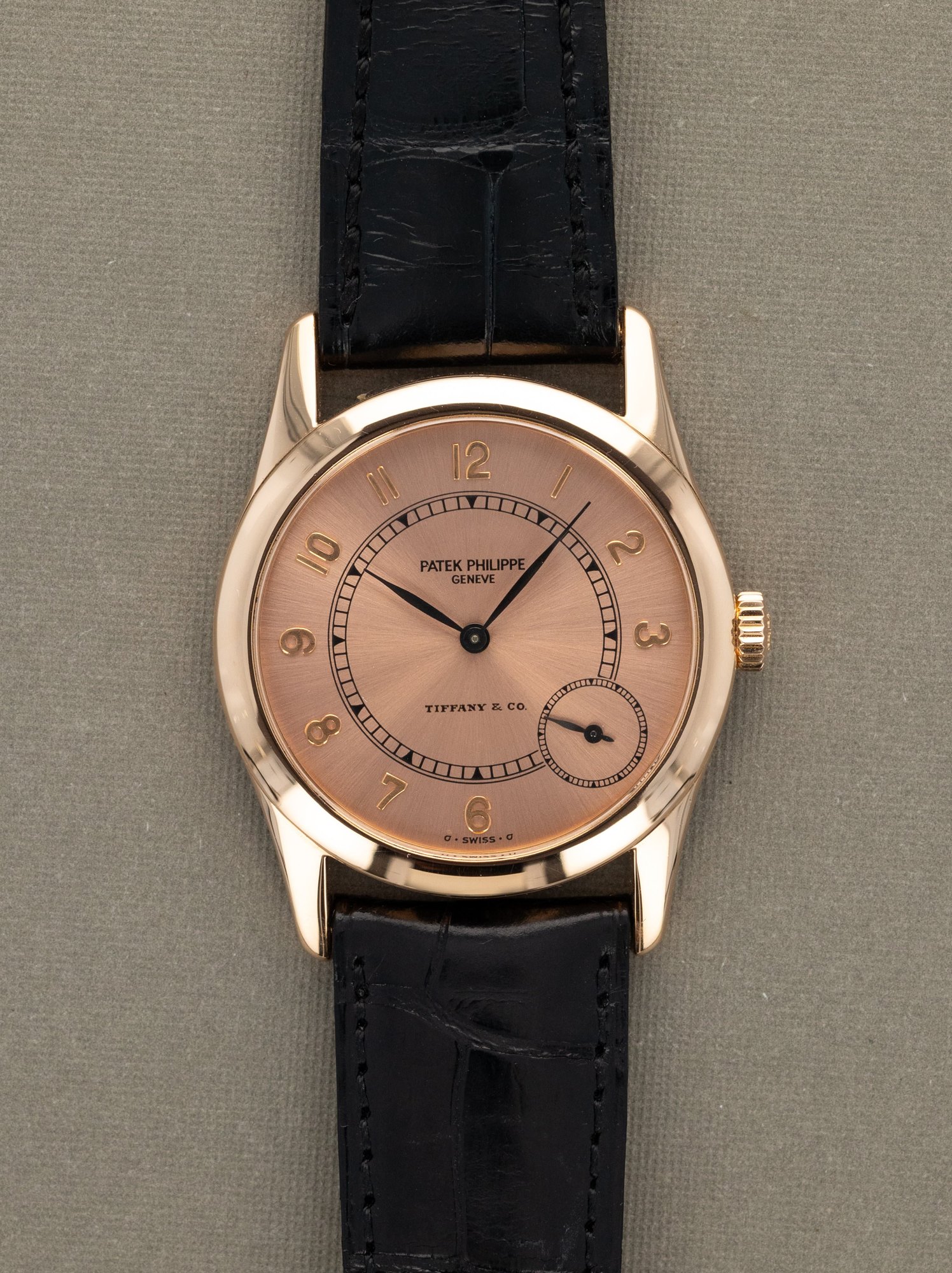 تصویر منبع؛ ساعت مچی Patek Philippe Calatrava رفرنس 5000R با صفحه صورتی و امضای Tiffany & Co.
