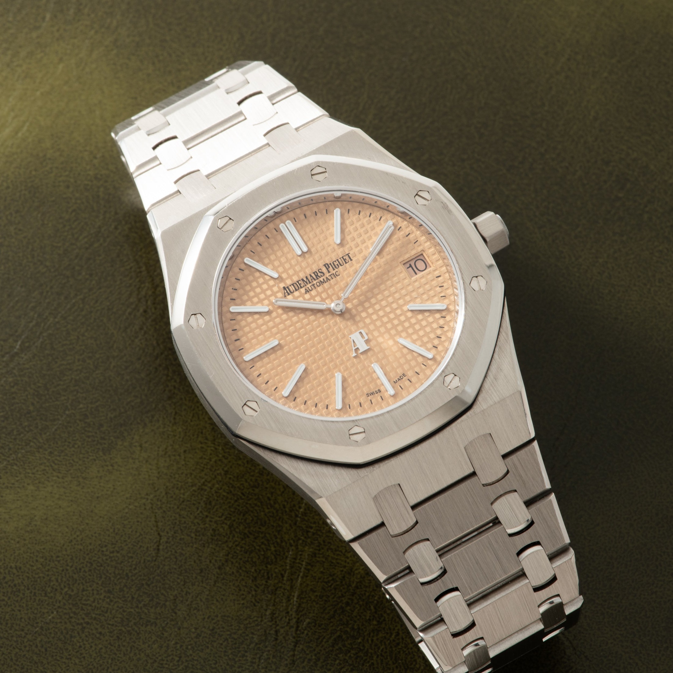 تصویر منبع؛ ساعت Audemars Piguet Royal Oak 'Salmon' مدل 15202BC.OO.1240BC.01