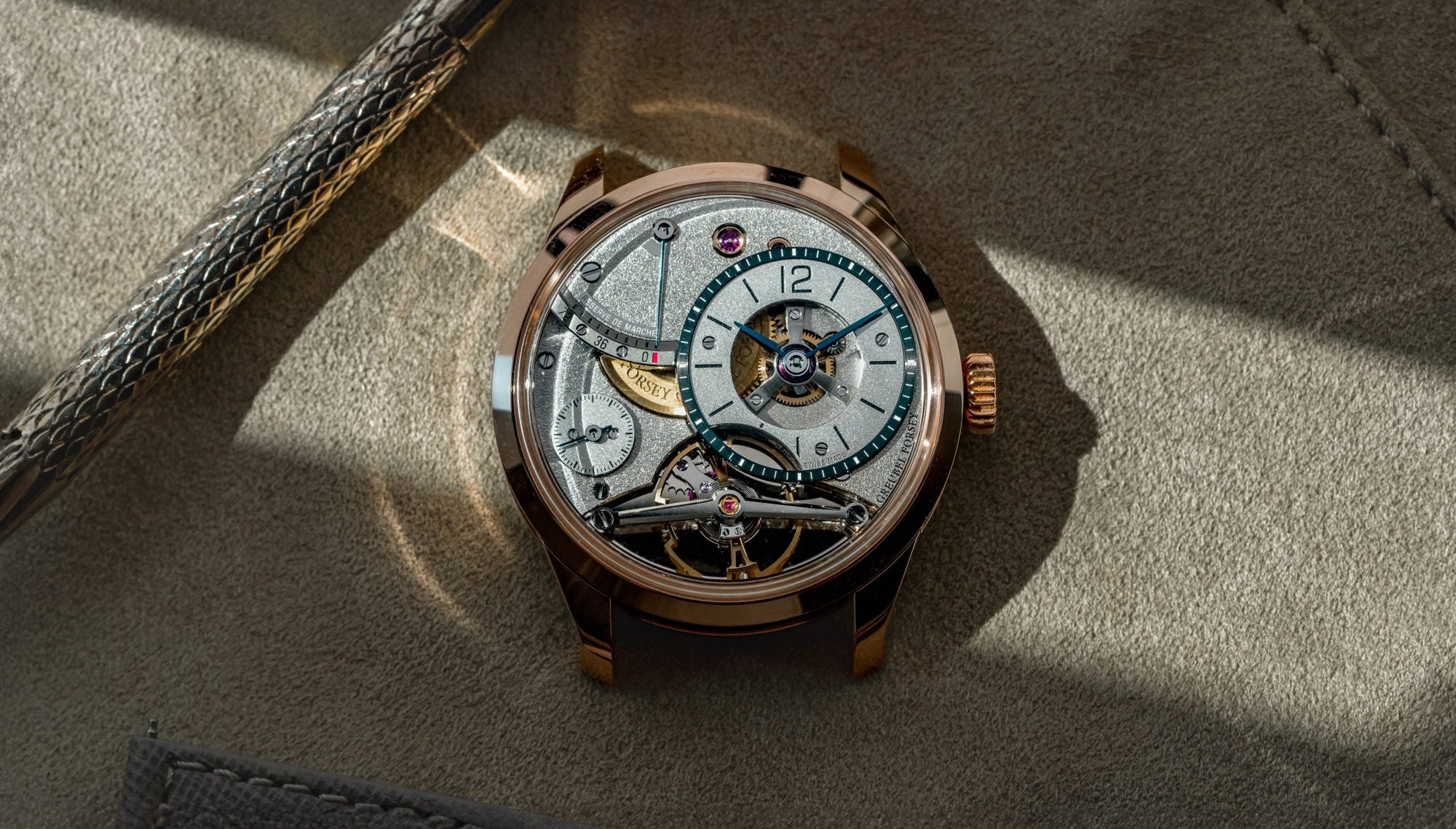 تصویر منبع؛ ساعت مچی Greubel Forsey مدل Balancier Contemporain از طلای سرخ 5N