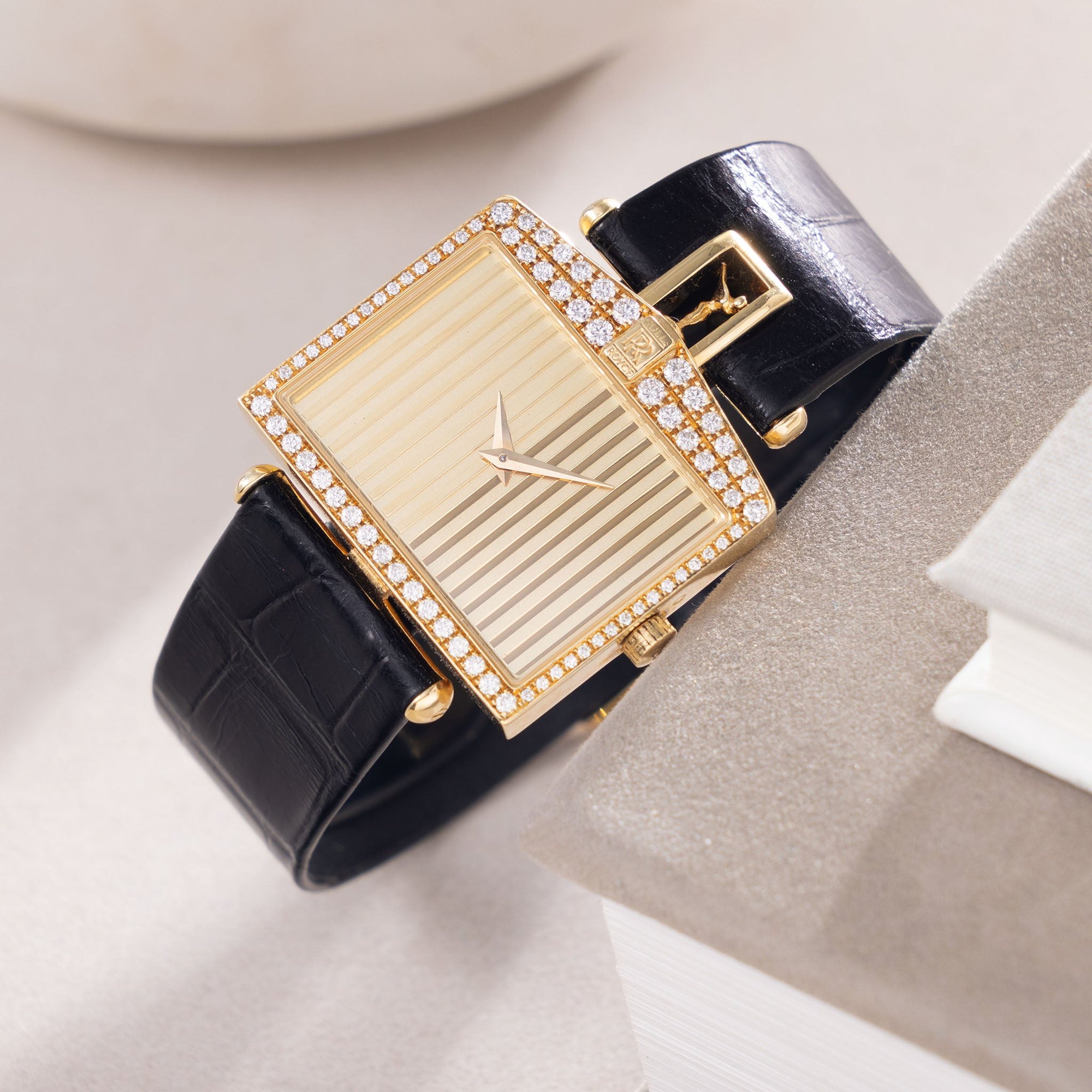 تصویر منبع؛ ساعت مچی Corum مدل Rolls Royce طلای ۱۸ عیار با الماس رفرنس 55 79 256
