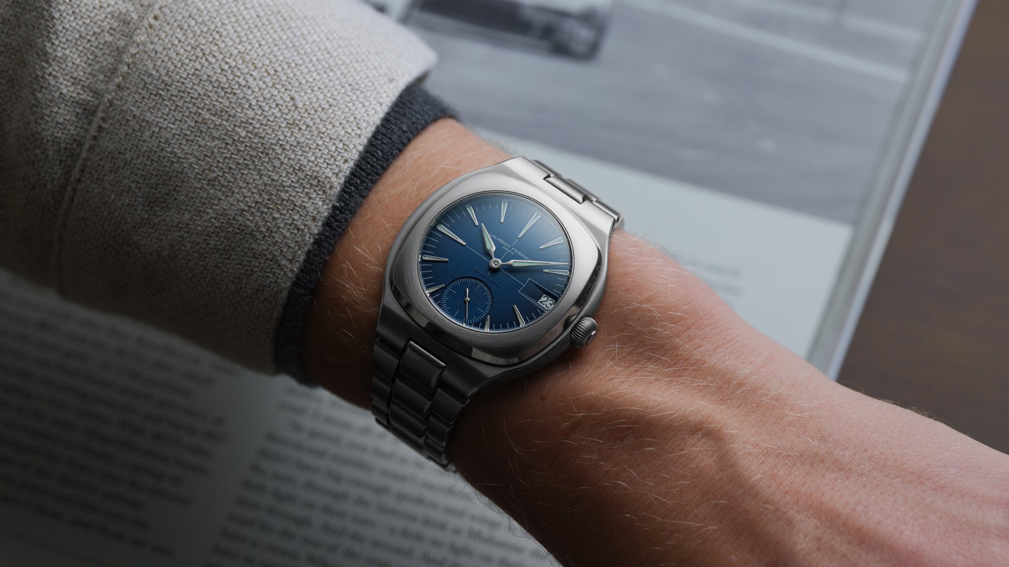 تصویر منبع؛ ساعت مچی Laurent Ferrier مدل Sport Auto Blue از جنس تیتانیوم