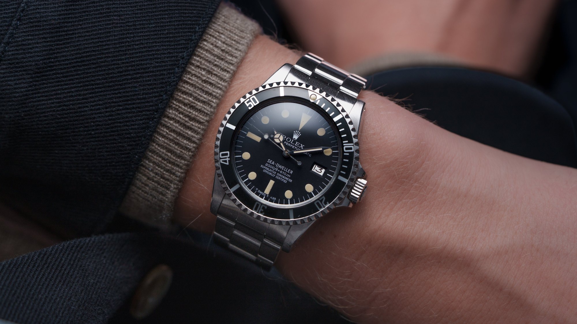 تصویر منبع؛ ساعت مچی Rolex مدل Sea-Dweller 'Great White' رفرنس 1665 با صفحه Rail Dial