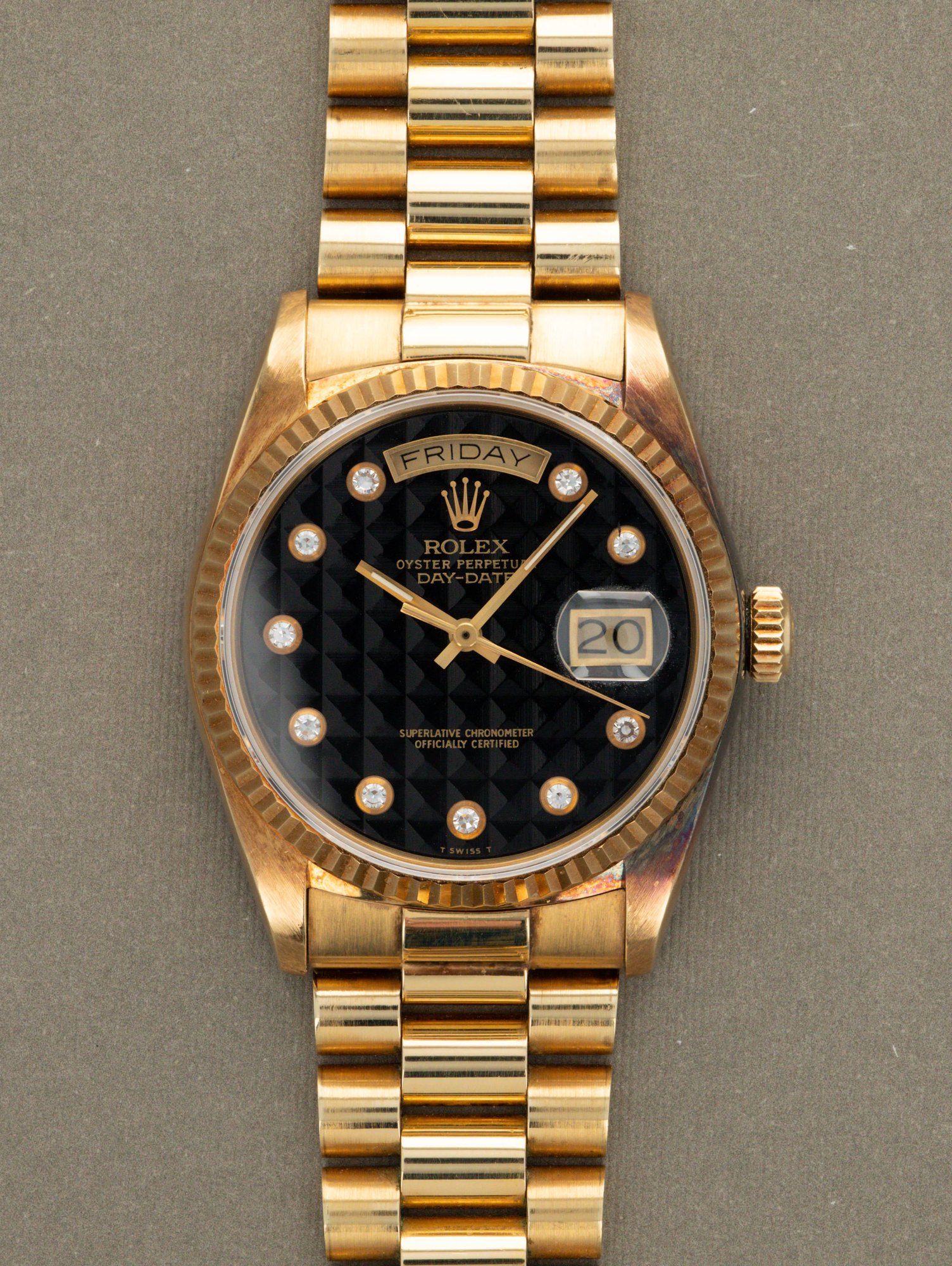 تصویر منبع؛ ساعت مچی Rolex Day-Date کد 18038 با صفحه عقیق طرح هرمی