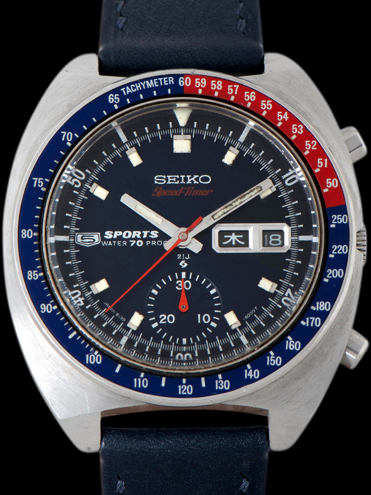 تصویر منبع؛ ساعت مچی کرنوگراف اتوماتیک Seiko 5-Sports Speedtimer مدل 6139-6000 نسخه بازار ژاپن سال ۱۹۶۹