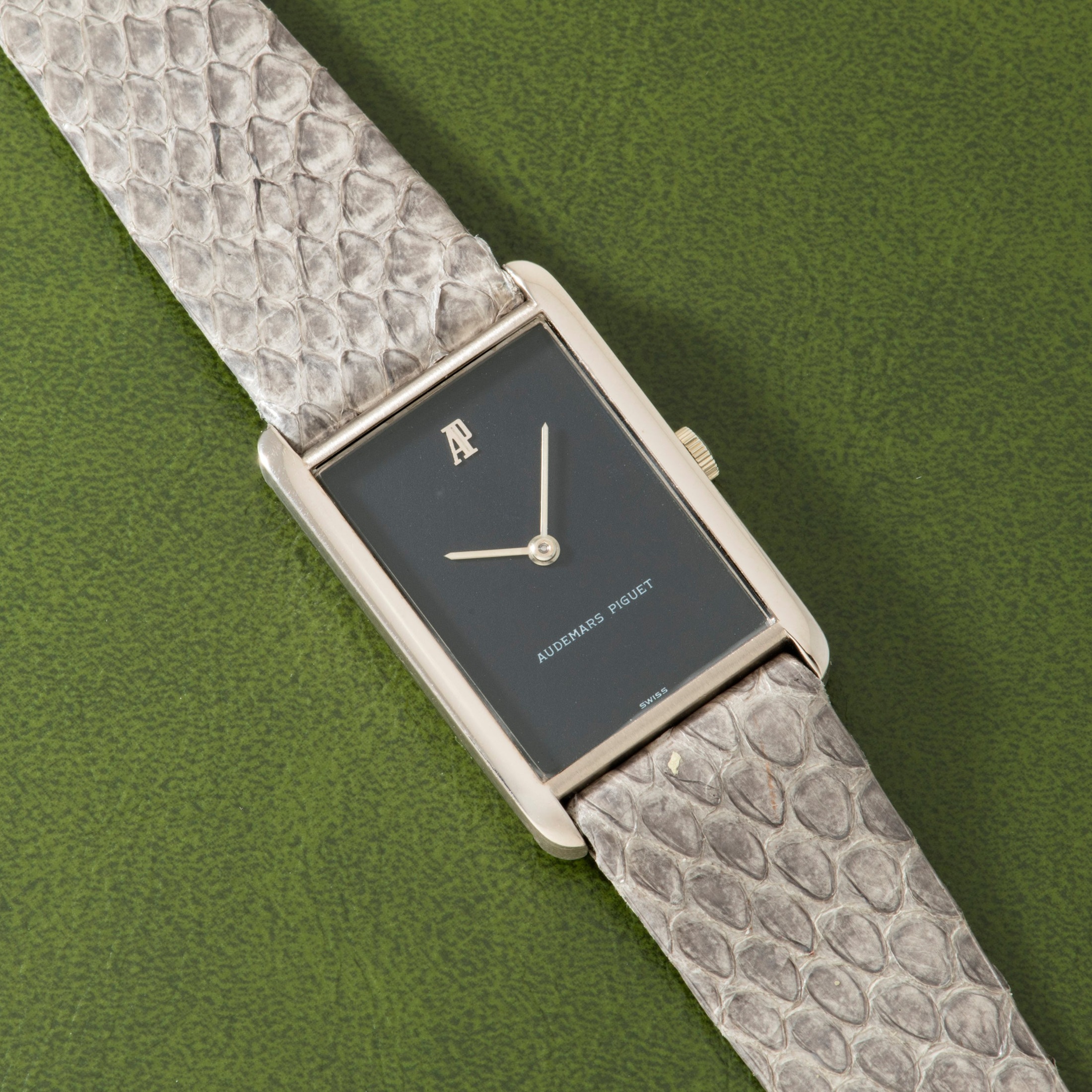 تصویر منبع؛ ساعت مچی Audemars Piguet Tank Dress Watch