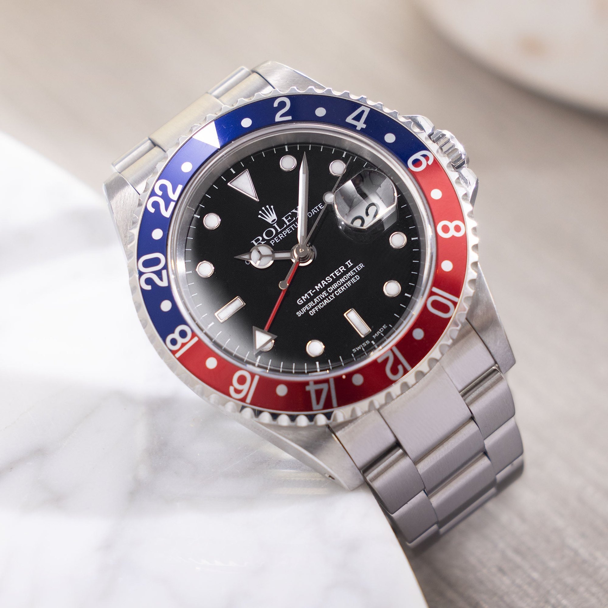تصویر منبع؛ ساعت مچی Rolex GMT-Master II رفرنس 16710 با زه پپسی و ست کامل جعبه و اوراق