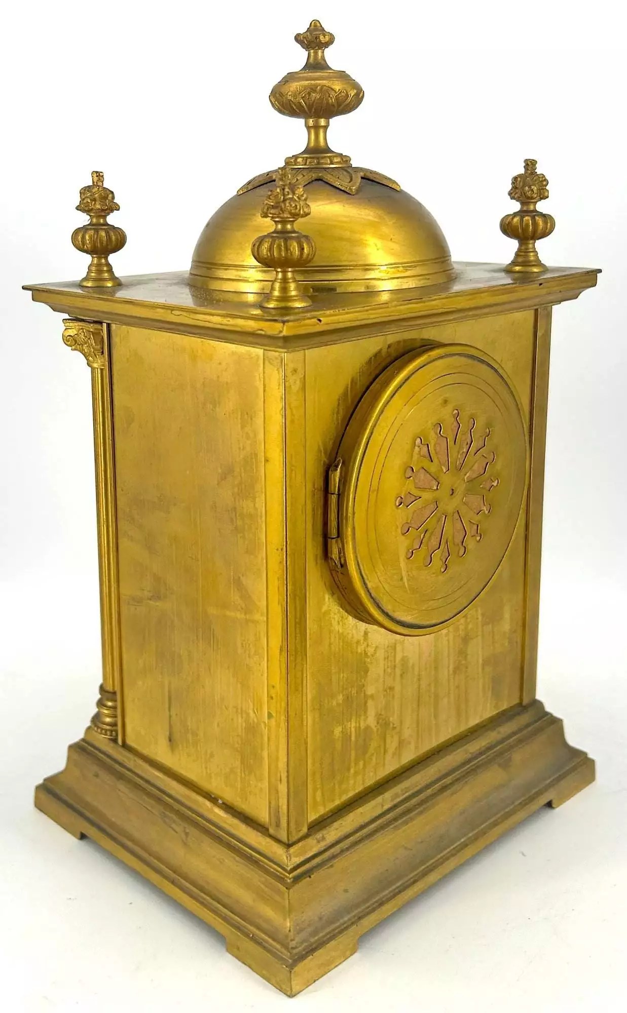 ساعت رومیزی کلاسیک برنجی با طرح معماری و گنبد، دوره ویکتوریایی فرانسوی (حدود ۱۸۵۰ طبق منبع)