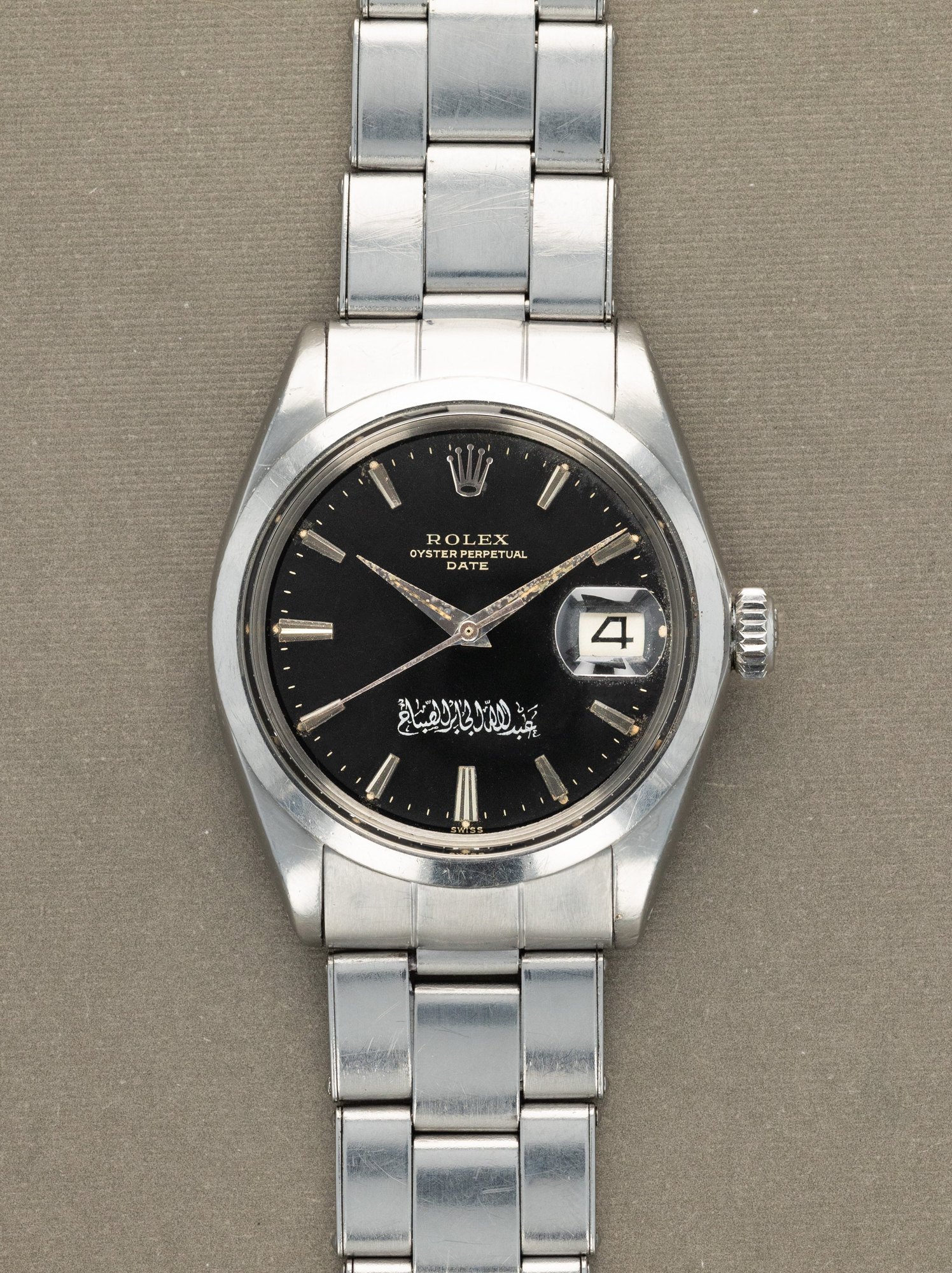 تصویر منبع؛ ساعت مچی Rolex Oyster Perpetual Date Ref. 1500 با صفحه مشکی Gilt و امضای سلطنتی کویت