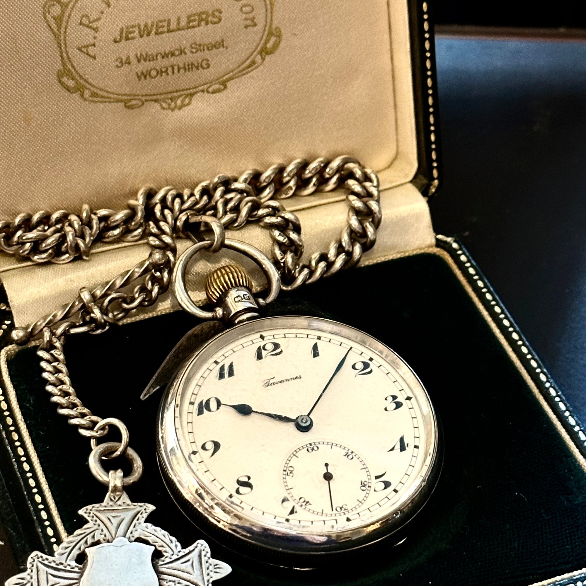 تصویر منبع؛ ساعت جیبی نقره استرلینگ Tavannes با قاب Dennison و زنجیر آلبرت، ۱۹۳۷