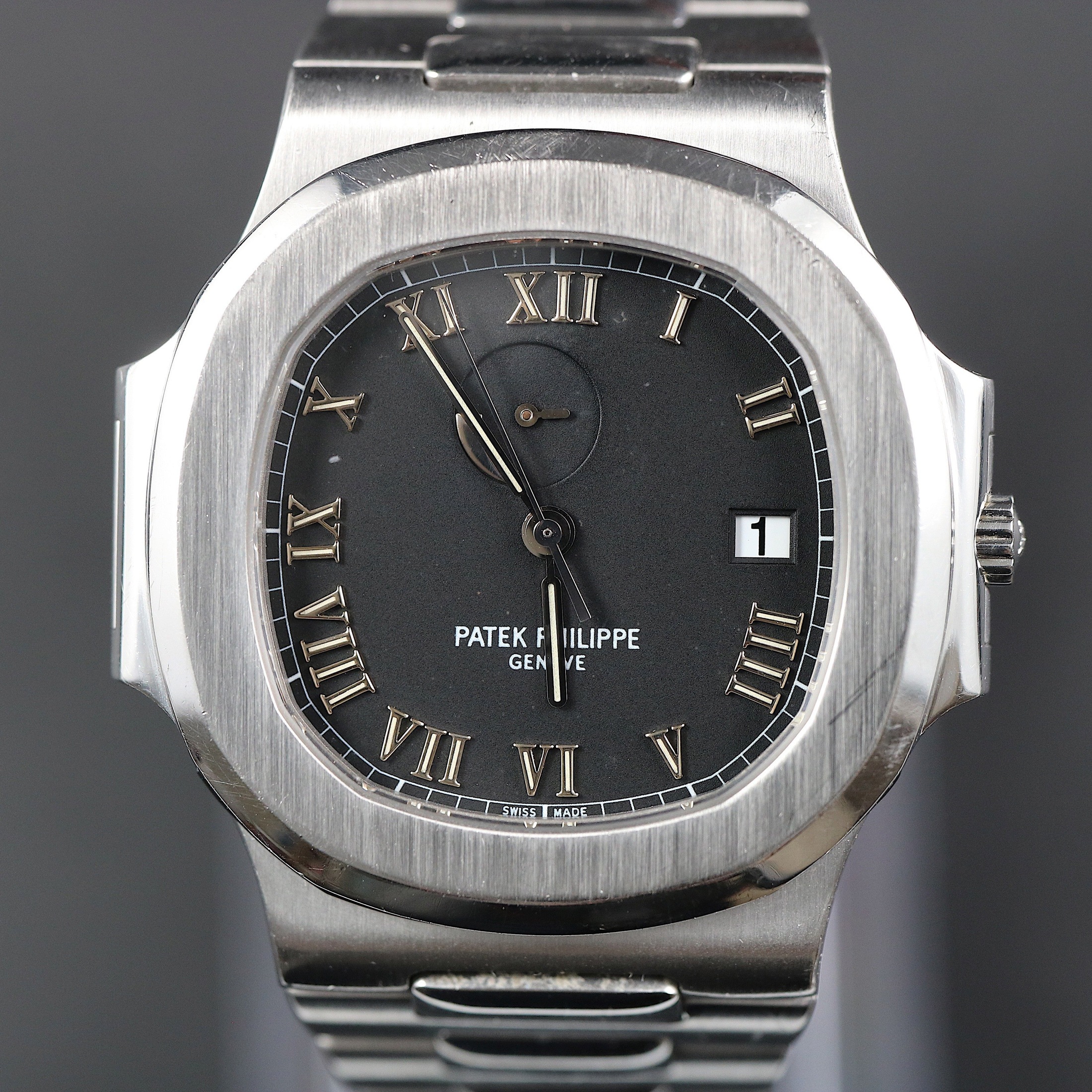 تصویر منبع؛ ساعت Patek Philippe Nautilus با رفرنس 3710/1A-001 - استیل - ۱۹۹۹ - فول ست