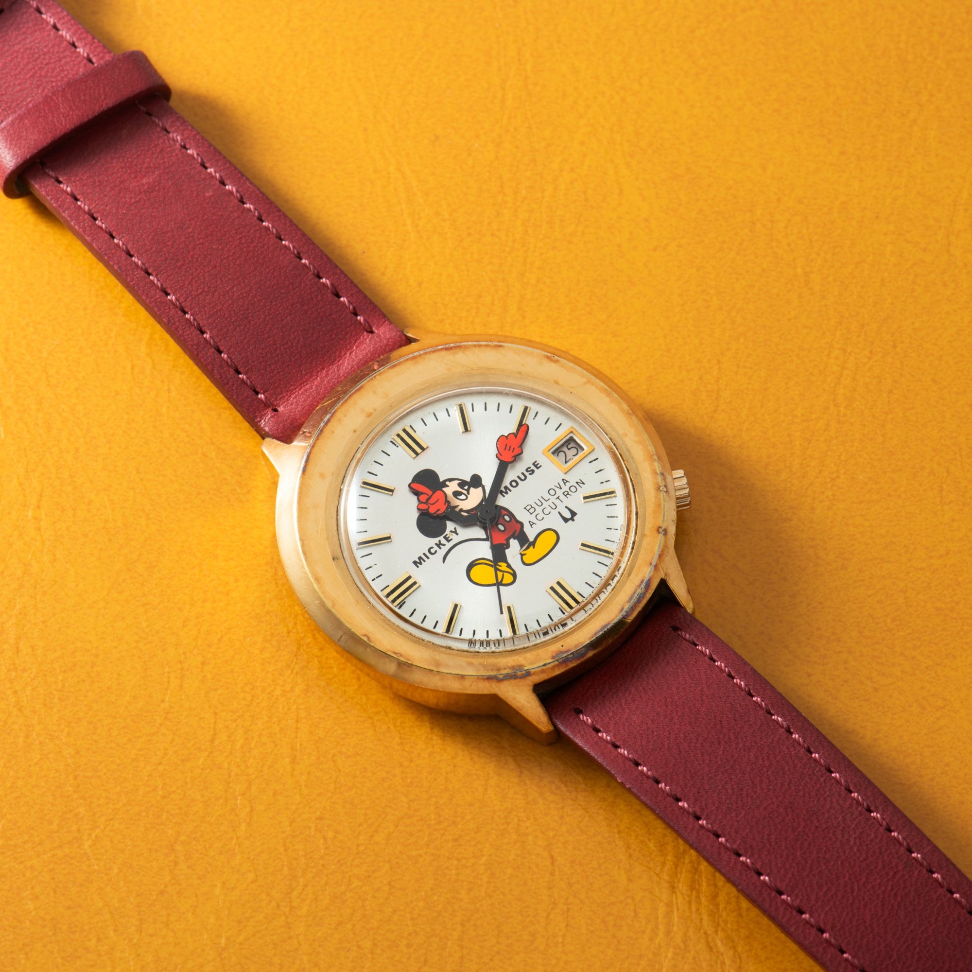 تصویر منبع؛ ساعت مچی Bulova Accutron 218 'Mickey Mouse' مدل ۱۹۷۴