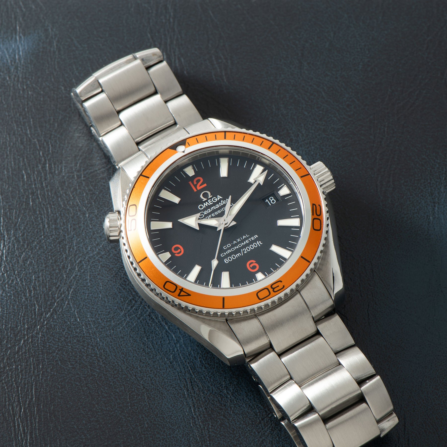 تصویر منبع؛ ساعت مچی Omega Seamaster Planet Ocean رفرنس 2209.50.00 با بزل نارنجی
