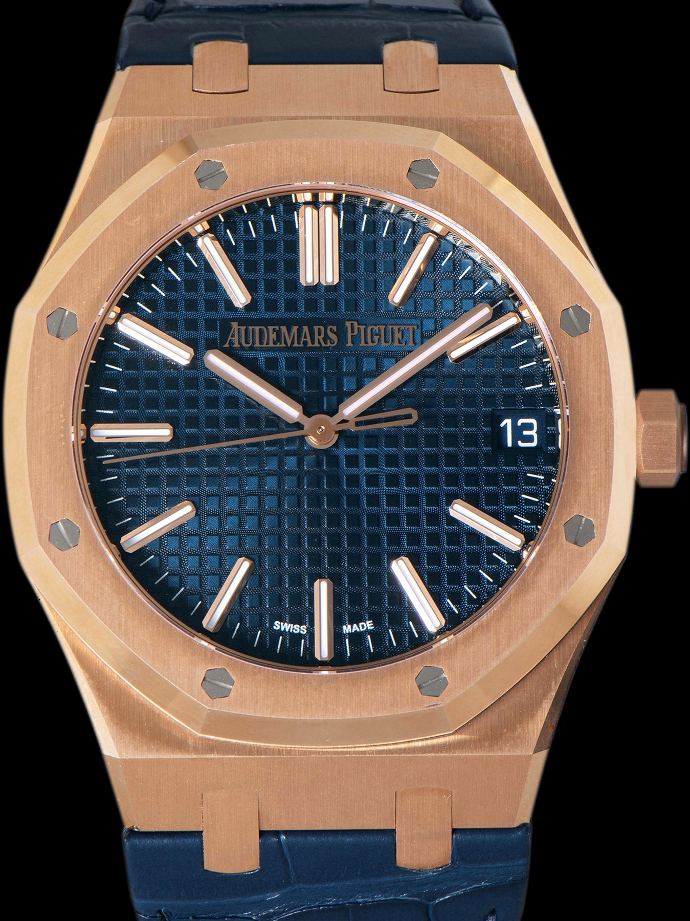 تصویر منبع؛ ساعت اودمار پیگه Royal Oak مدل ۲۰۲۲، رفرنس 15510OR، رزگلد ۱۸ عیار با صفحه آبی و مجموعه کامل؛ وضعیت در حد نو طبق منبع