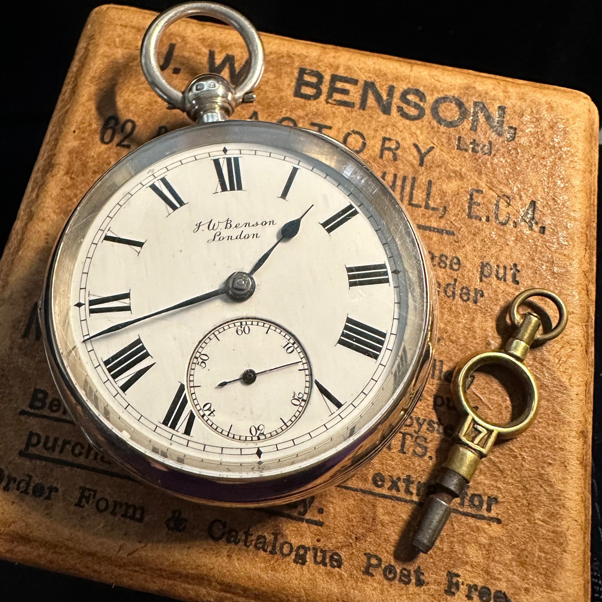 تصویر منبع؛ ساعت جیبی انگلیسی نقره J. W. Benson با مکانیزم اهرمی و کوک کلیدی