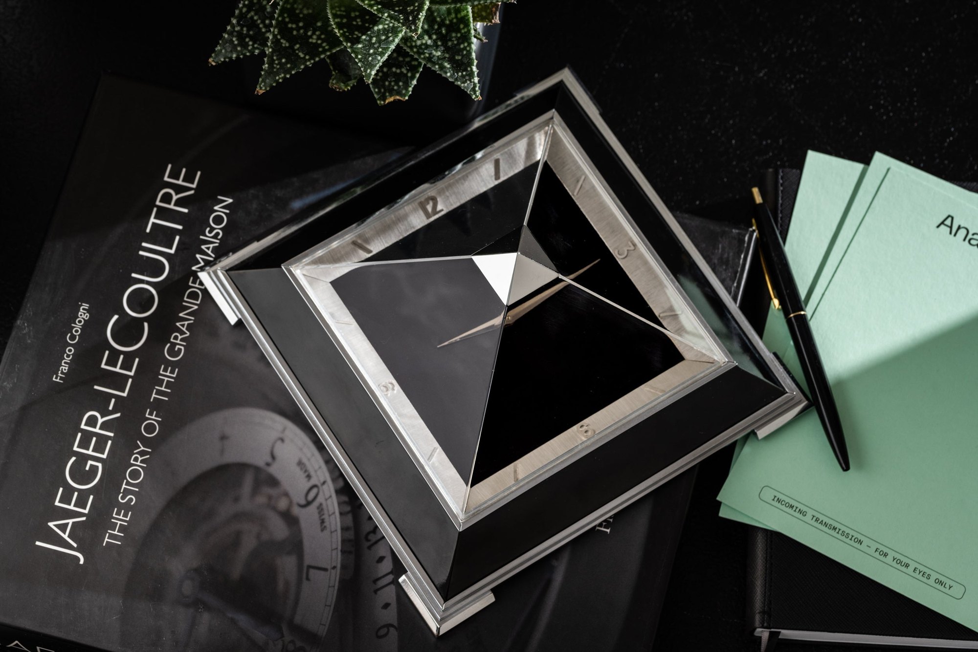 تصویر منبع؛ ساعت رومیزی Jaeger-LeCoultre 8-Day Pyramid Clock