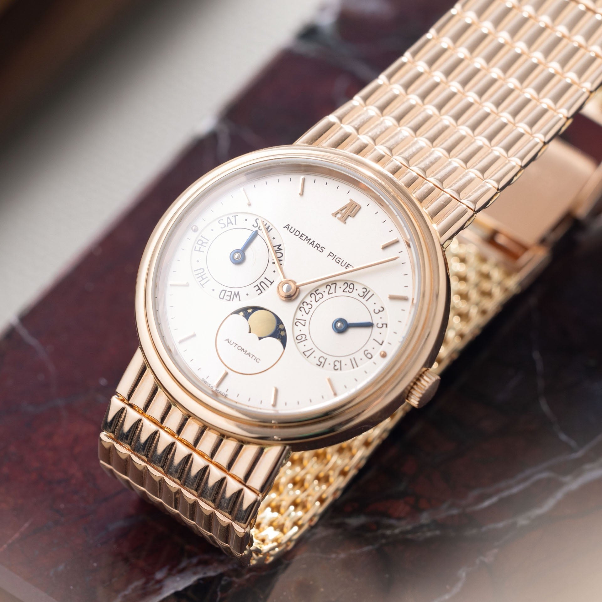 تصویر منبع؛ ساعت مچی ادمر پیگه Audemars Piguet رفرنس 25588OR تقویم و فاز ماه طلای رزگلد
